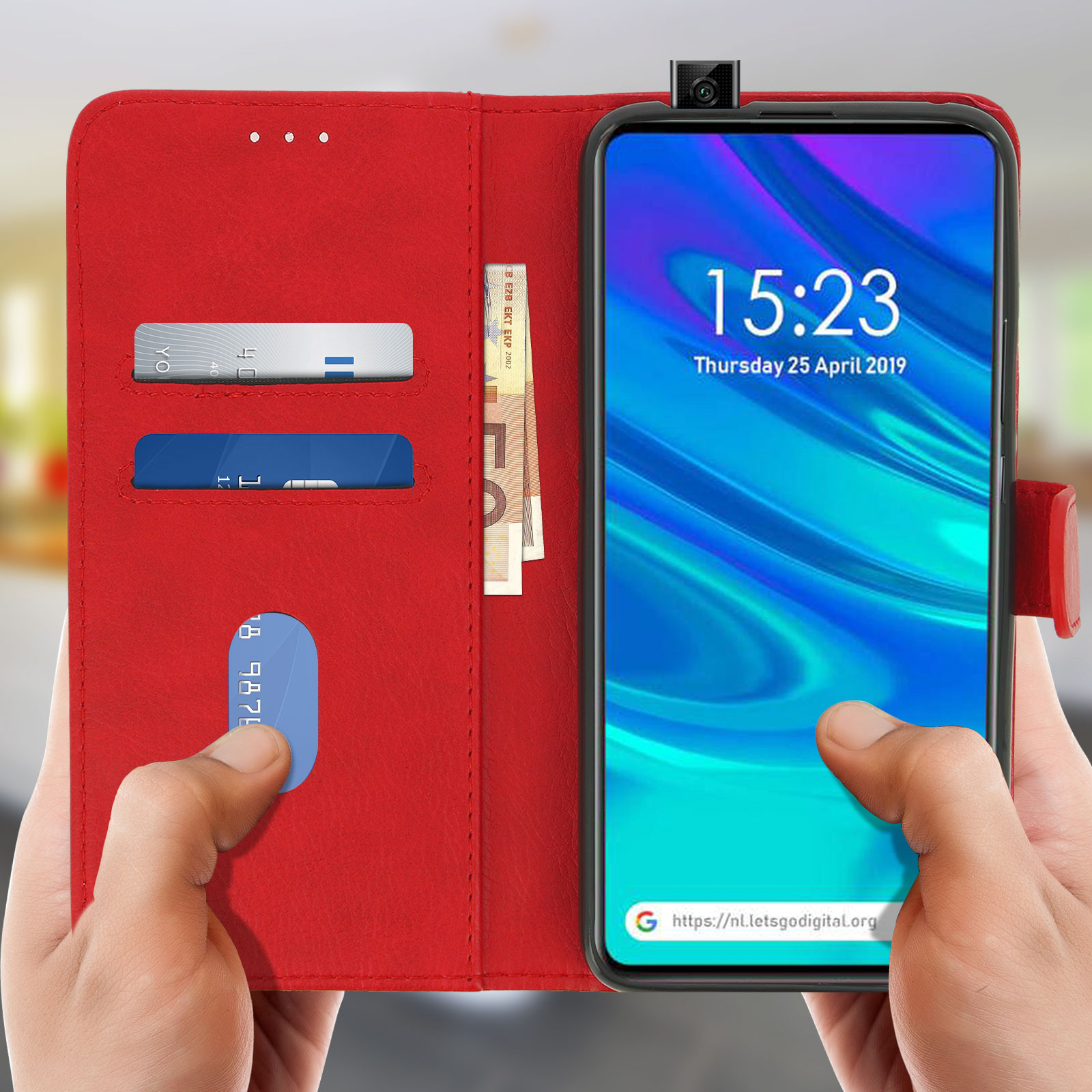 Mains tenant une coque rouge, affichant un téléphone avec cartes et argent.
