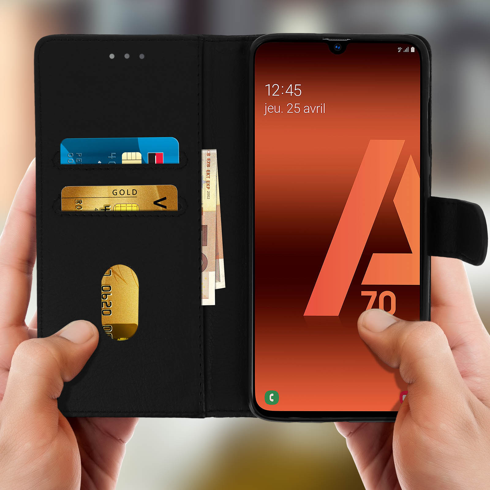 Étui noir avec fentes pour cartes, téléphone affichant un écran, dans les mains.