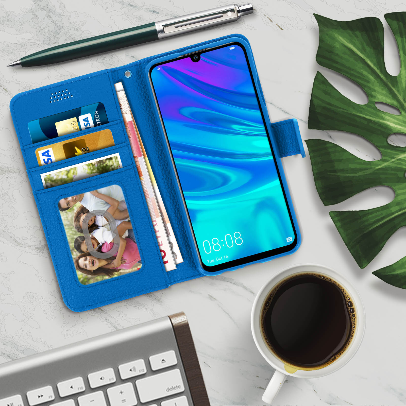 Étui de téléphone bleu avec cartes, argent et photo de famille. Café et clavier sont également affichés.