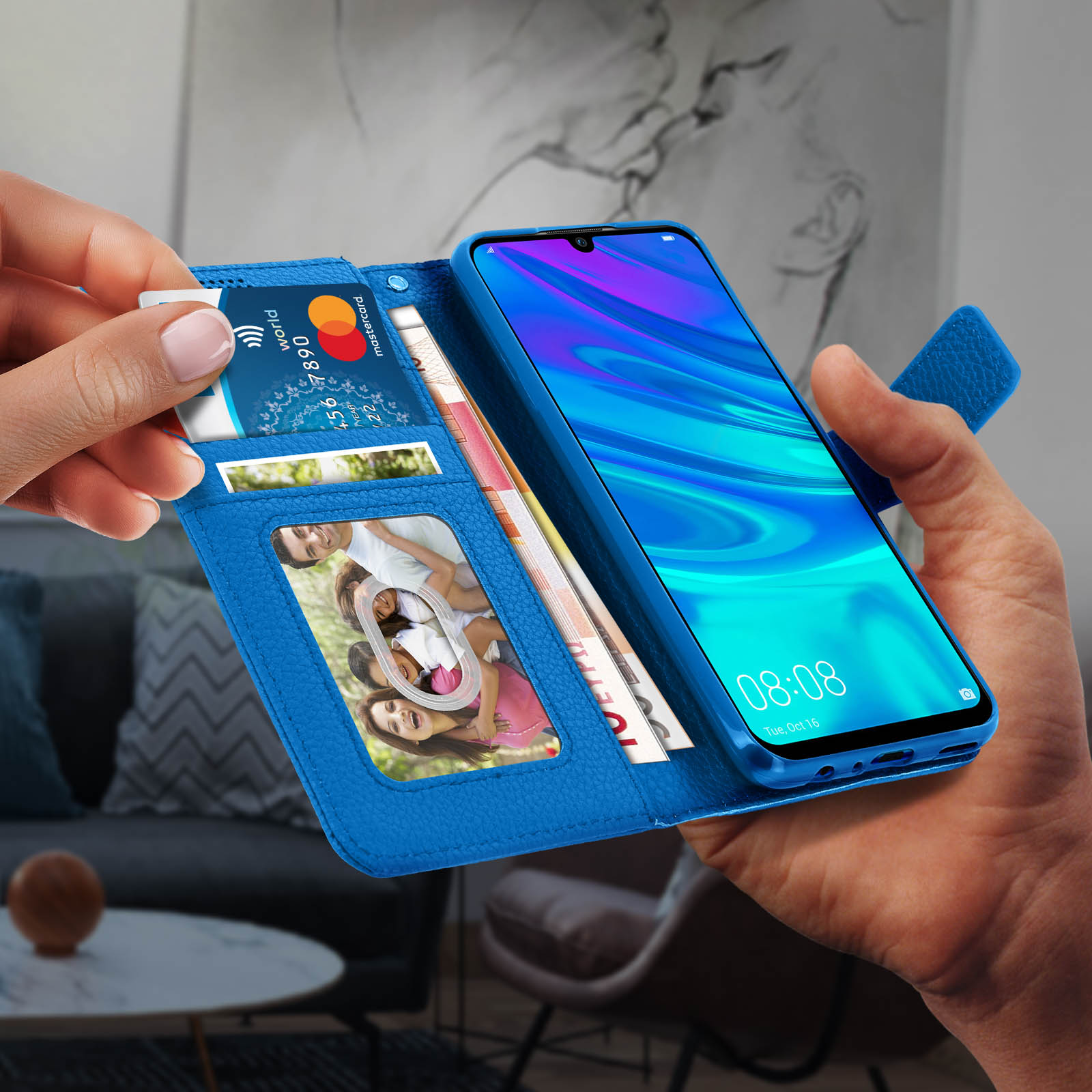 Coque de téléphone bleue avec la main d'une personne qui la tient. La coque est ouverte, montrant des cartes et de l'argent.