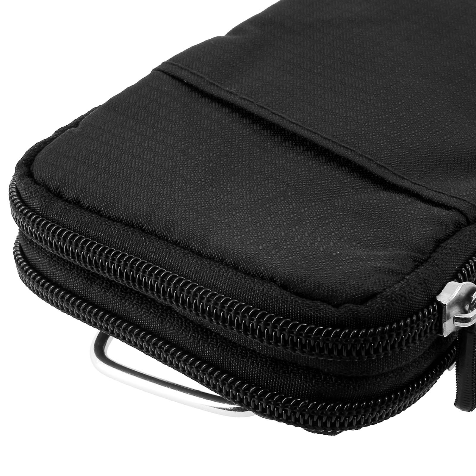 Pochette nera con cerniera argentata. La pochette è chiusa e ha una maniglia.
