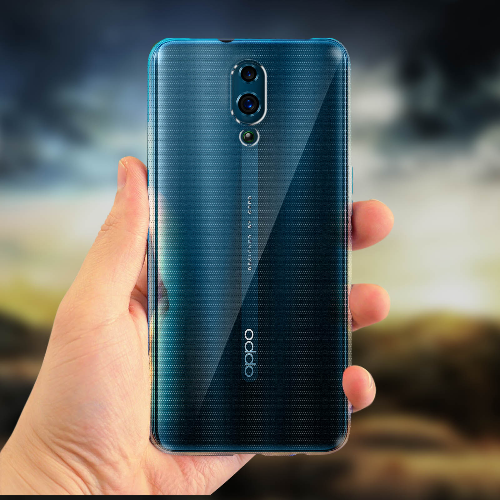 Eine Hand hält eine transparente Handyhülle mit einem Oppo-Telefon darin. Der Hintergrund ist mit Bäumen verschwommen.