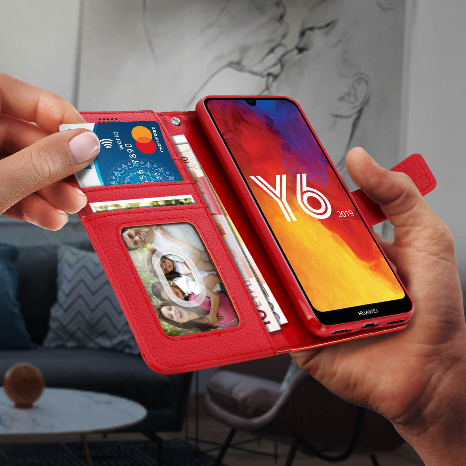 Una custodia rossa per telefono aperta, che mostra carte, un telefono e mani che la tengono.