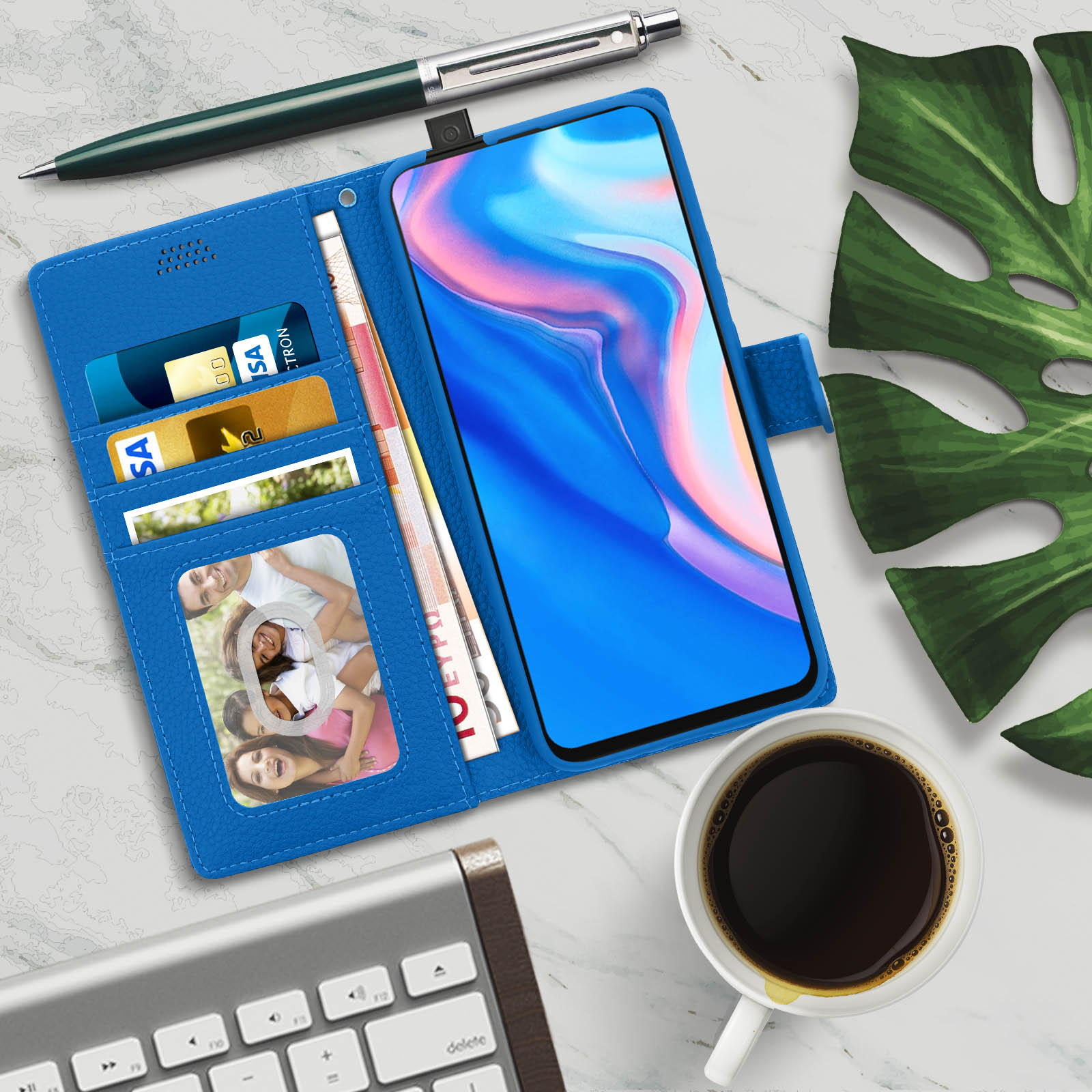 Una custodia per telefono in pelle blu è aperta, rivelando carte, denaro e un telefono.
