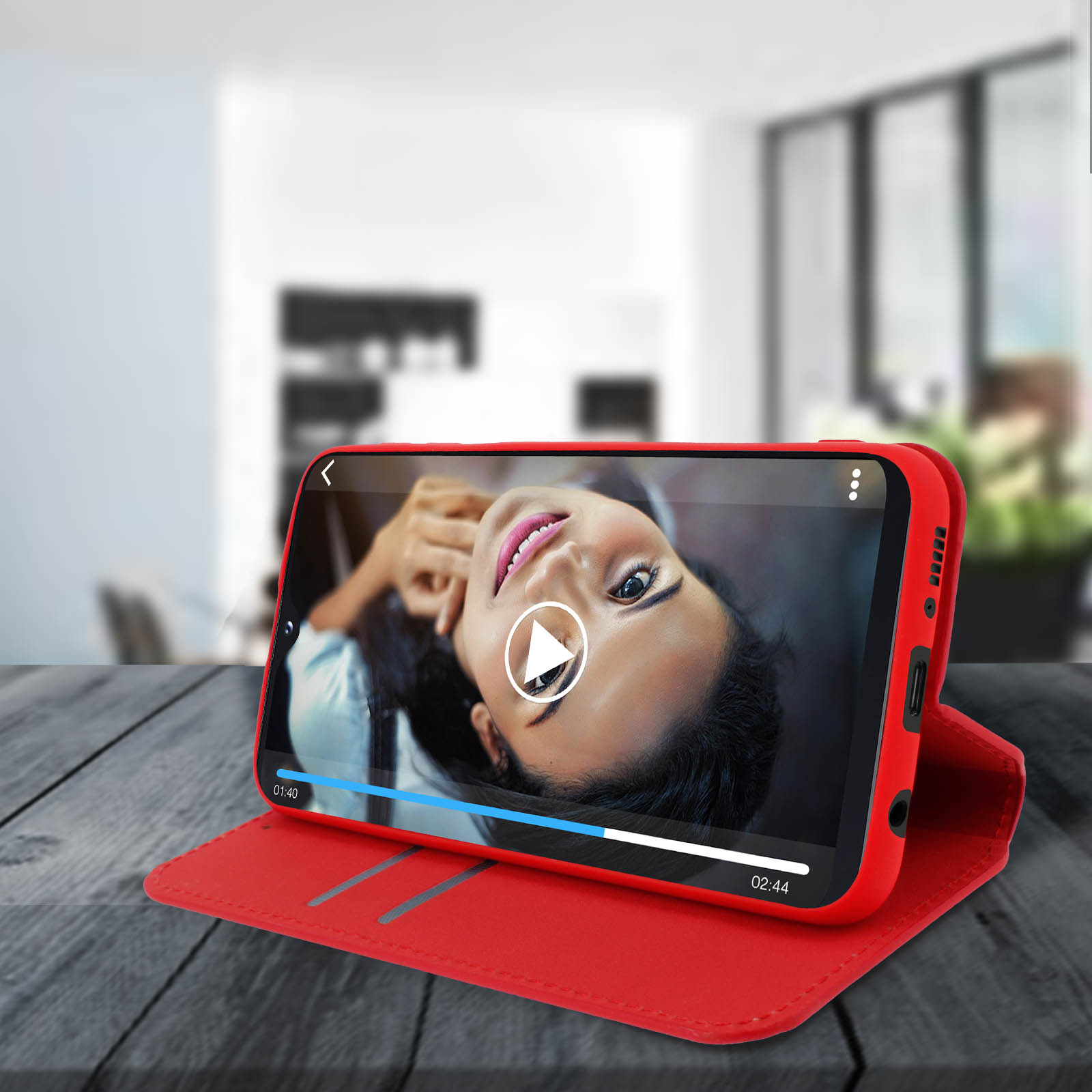 Telefoon toont video. Rode hoes. Donkere houten tafel, wazige achtergrond.