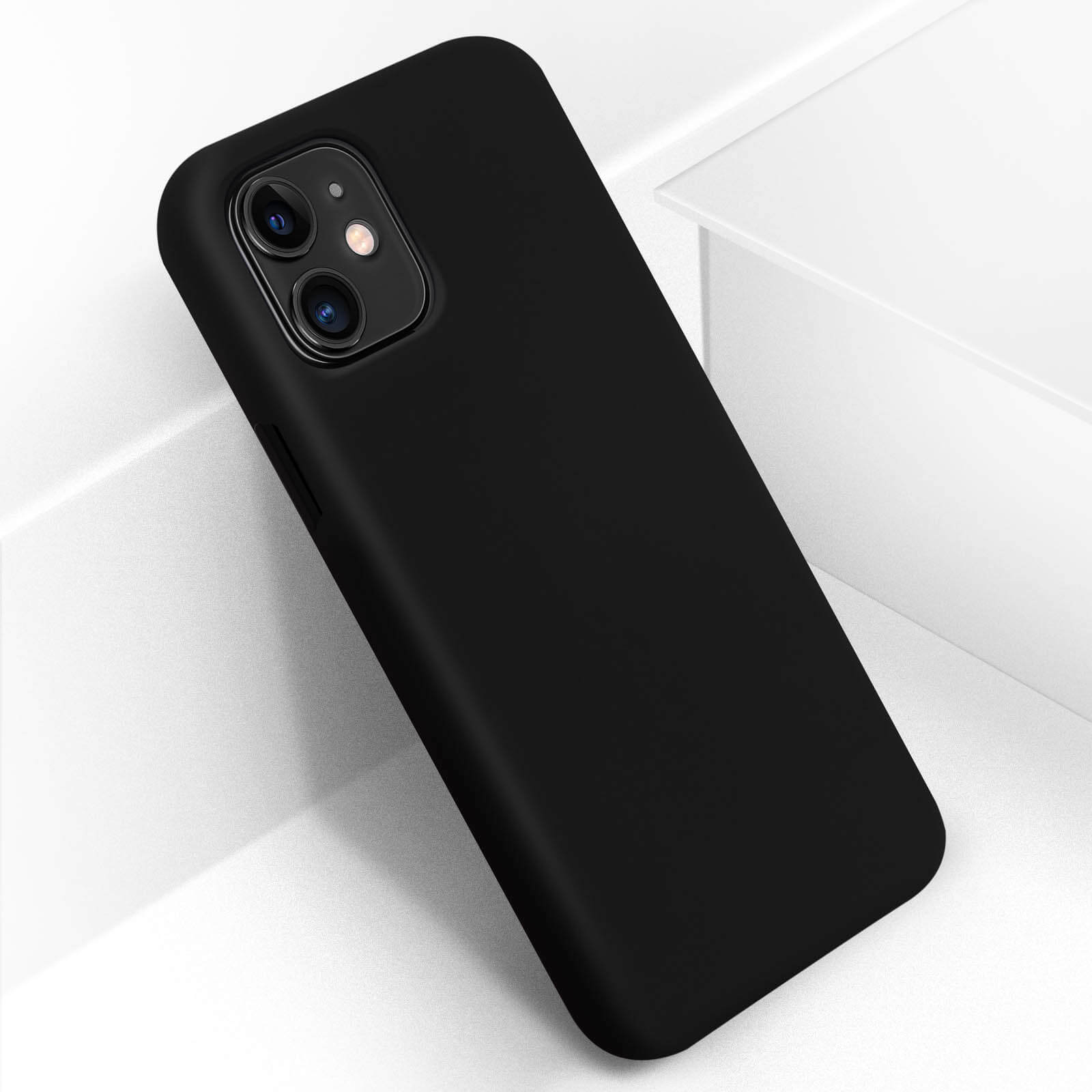 Zwarte telefoonhoes op een wit oppervlak. Telefoon heeft twee camera's.