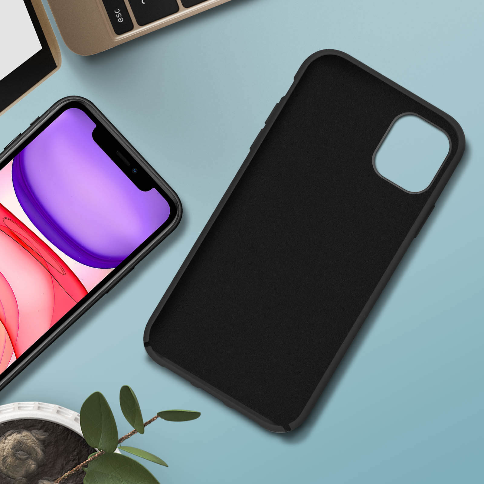 Zwarte telefoonhoes met een telefoon op een blauw oppervlak, een toetsenbord op de achtergrond.