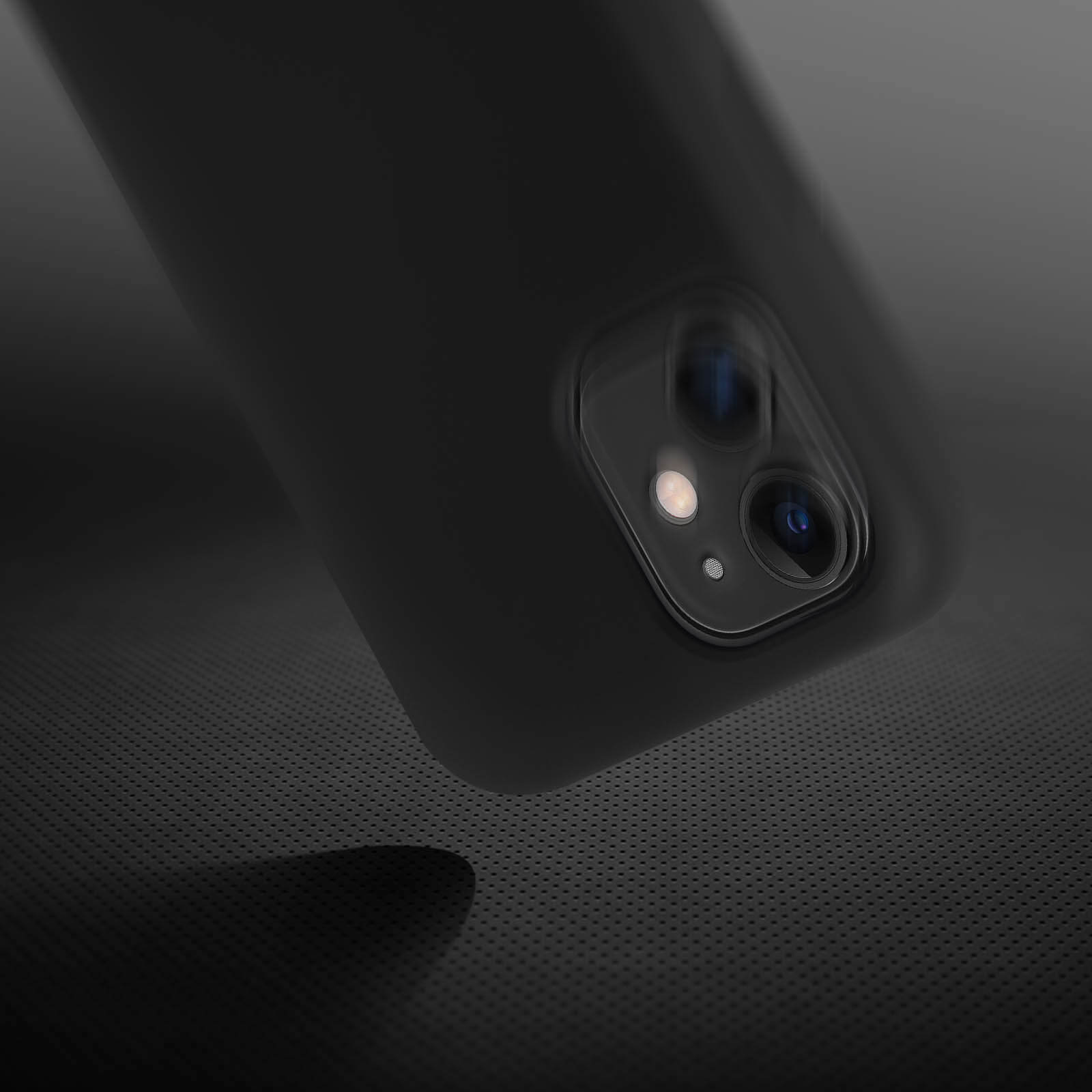 Zwarte telefoonhoes, achteraanzicht. Toont de camera-uitsparing en een getextureerd oppervlak.
