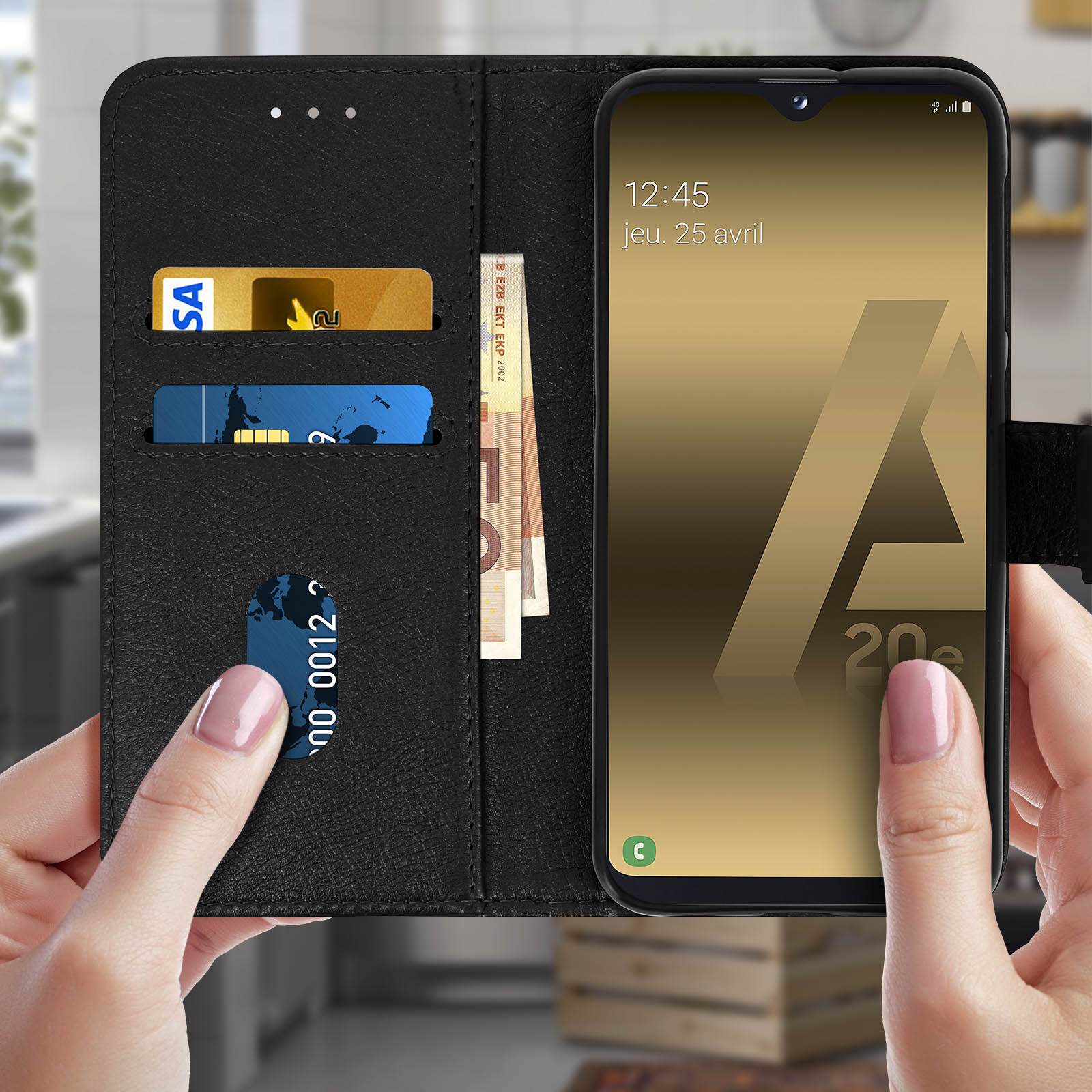 Téléphone dans un étui portefeuille noir. Cartes, argent et date sur l'écran visibles.