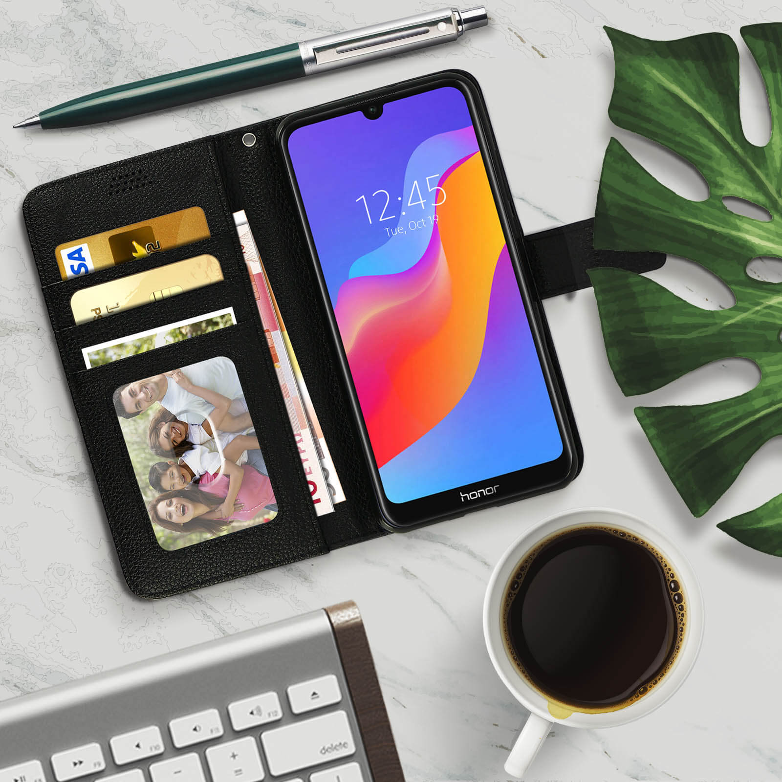 Un telefono con una foto di famiglia, carte e denaro all'interno di una custodia in pelle nera.