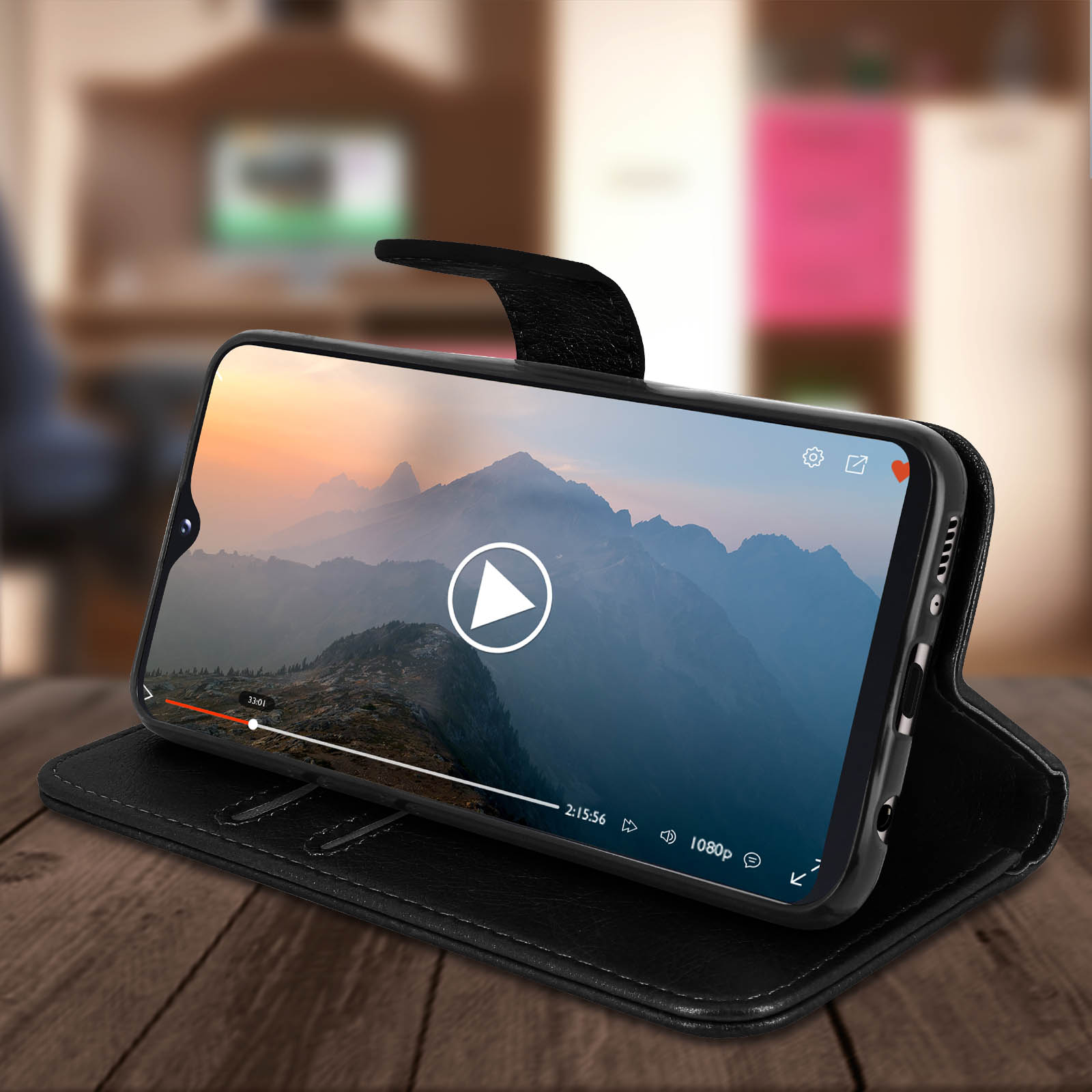 Téléphone dans un étui lisant une vidéo. Table en bois. Arrière-plan flou.