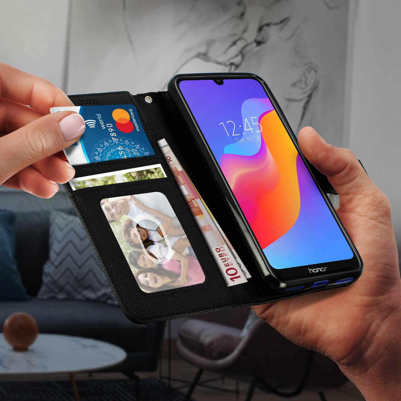 Persona che tiene in mano un portafoglio per telefono aperto, mostrando telefono, carte e contanti.