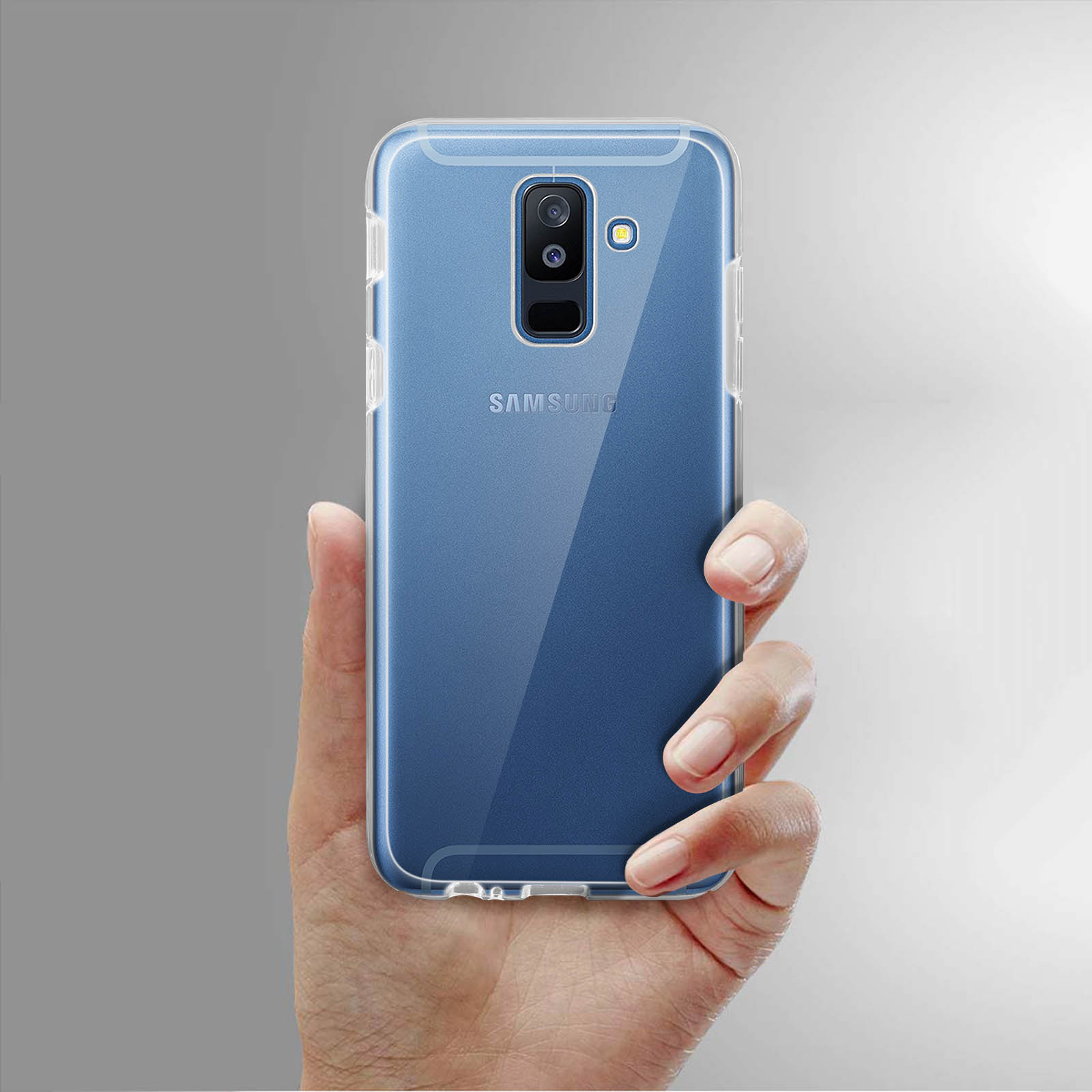 Mano che tiene una custodia trasparente per telefono. Il telefono è all'interno della custodia. La custodia ha il logo Samsung.