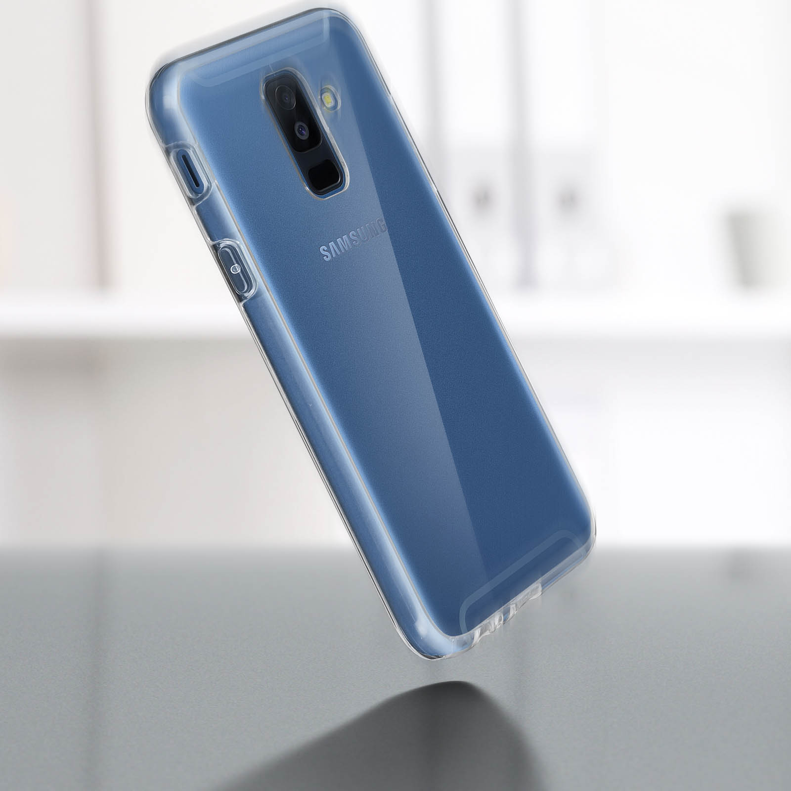 Una custodia trasparente per telefono su un telefono blu. La custodia è leggermente angolata.