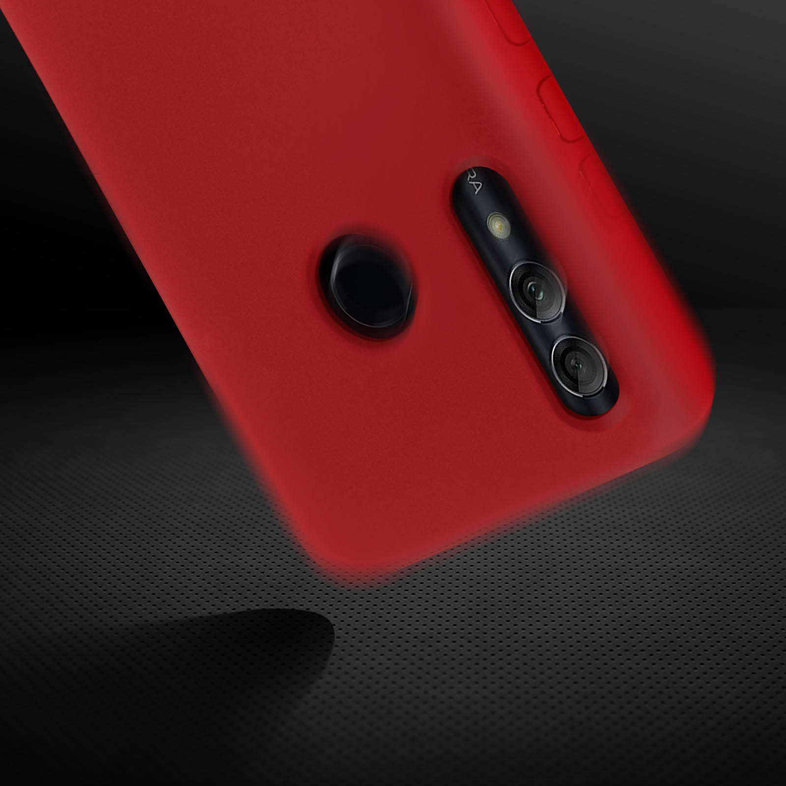 Coque de téléphone rouge avec module caméra, sur fond sombre.