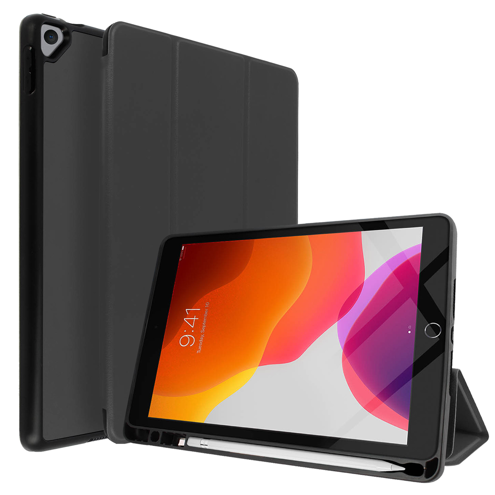 Custodia e cover nere per iPad, con l'iPad all'interno. Uno stilo in basso. Sfondo bianco.