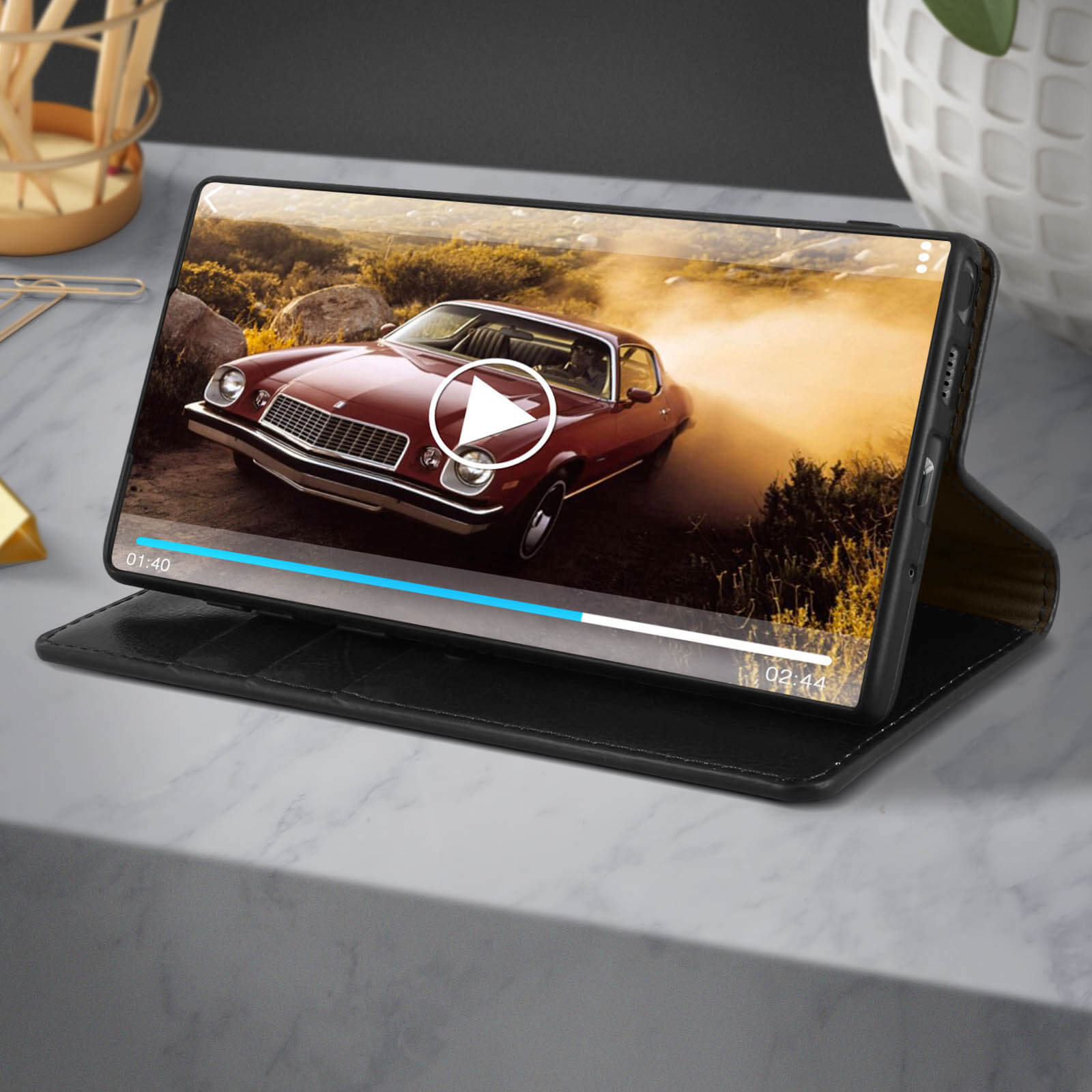 Tablet met een autovideo, met een afspeelknop zichtbaar.