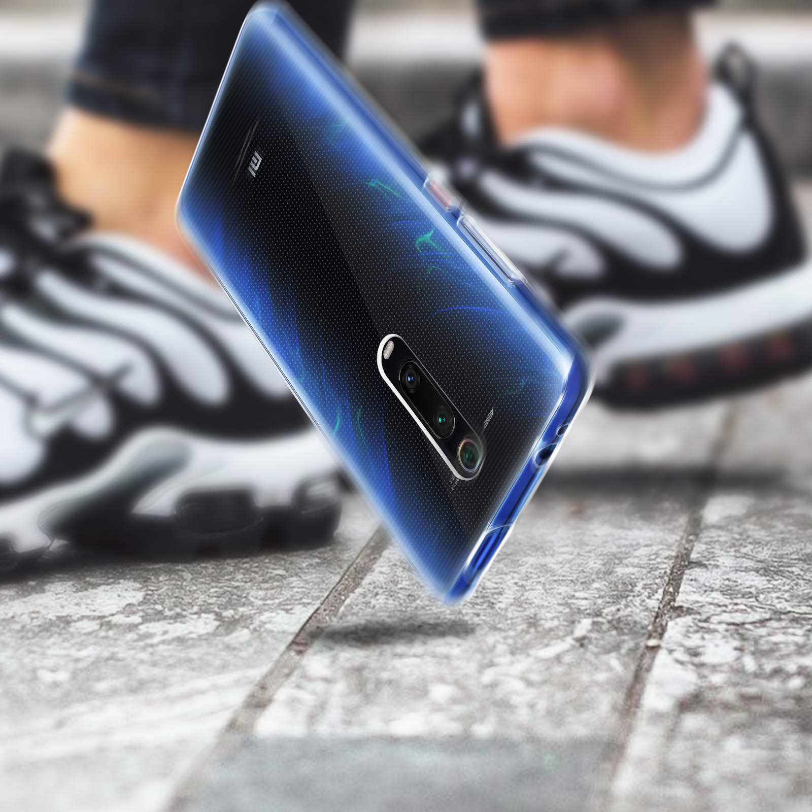 Un téléphone avec une coque est tenu. Le fond est flou, avec l'accent sur la coque.