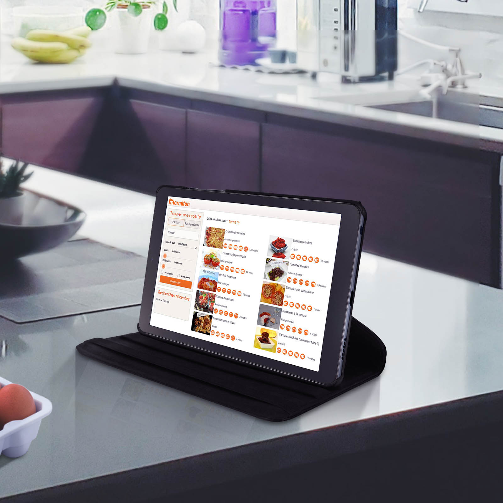 Tablet con app di ricette su un bancone della cucina, con uova visibili.