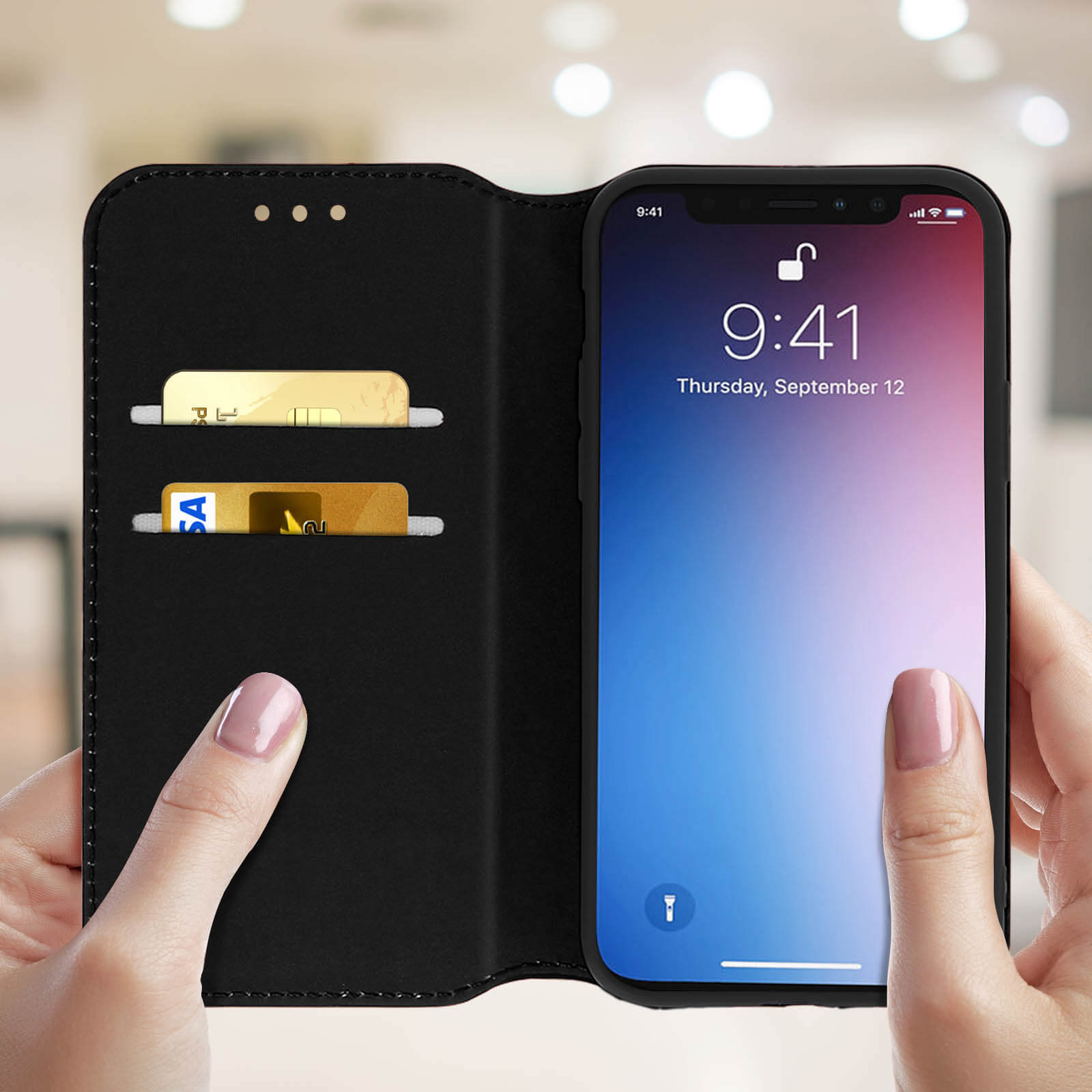 Un téléphone dans un étui portefeuille noir ouvert, avec cartes de crédit visibles et affichage de l'heure.