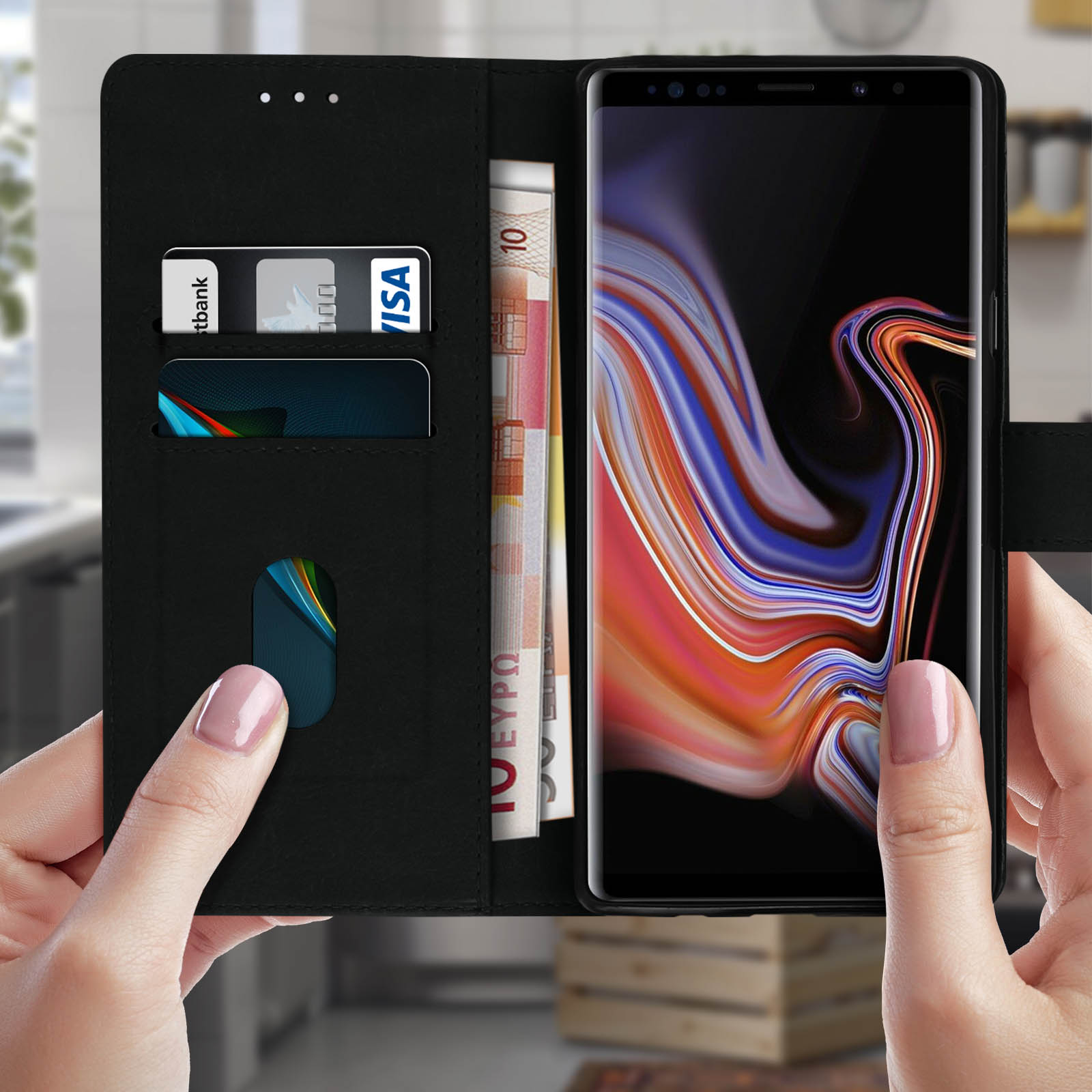 Étui de téléphone noir avec cartes et argent à l'intérieur, tenu par les mains. Un téléphone est affiché.