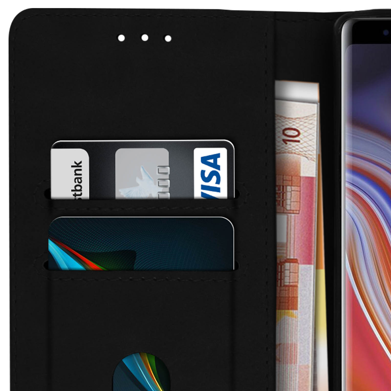 Étui de téléphone noir avec cartes et argent à l'intérieur. Un smartphone est visible à droite.