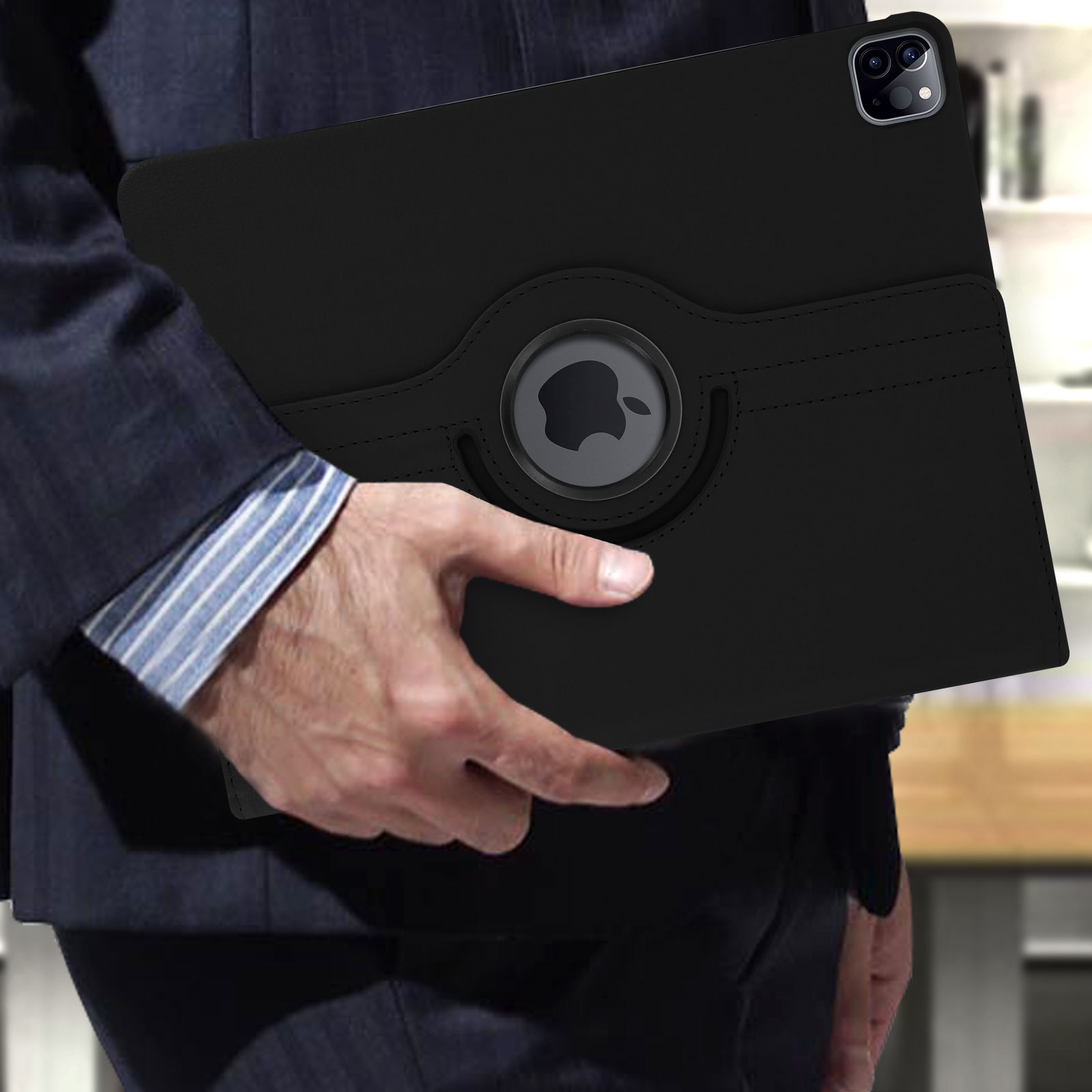 Un uomo in giacca e cravatta tiene in mano una custodia nera per iPad. La custodia ha un logo Apple e una funzione rotante.