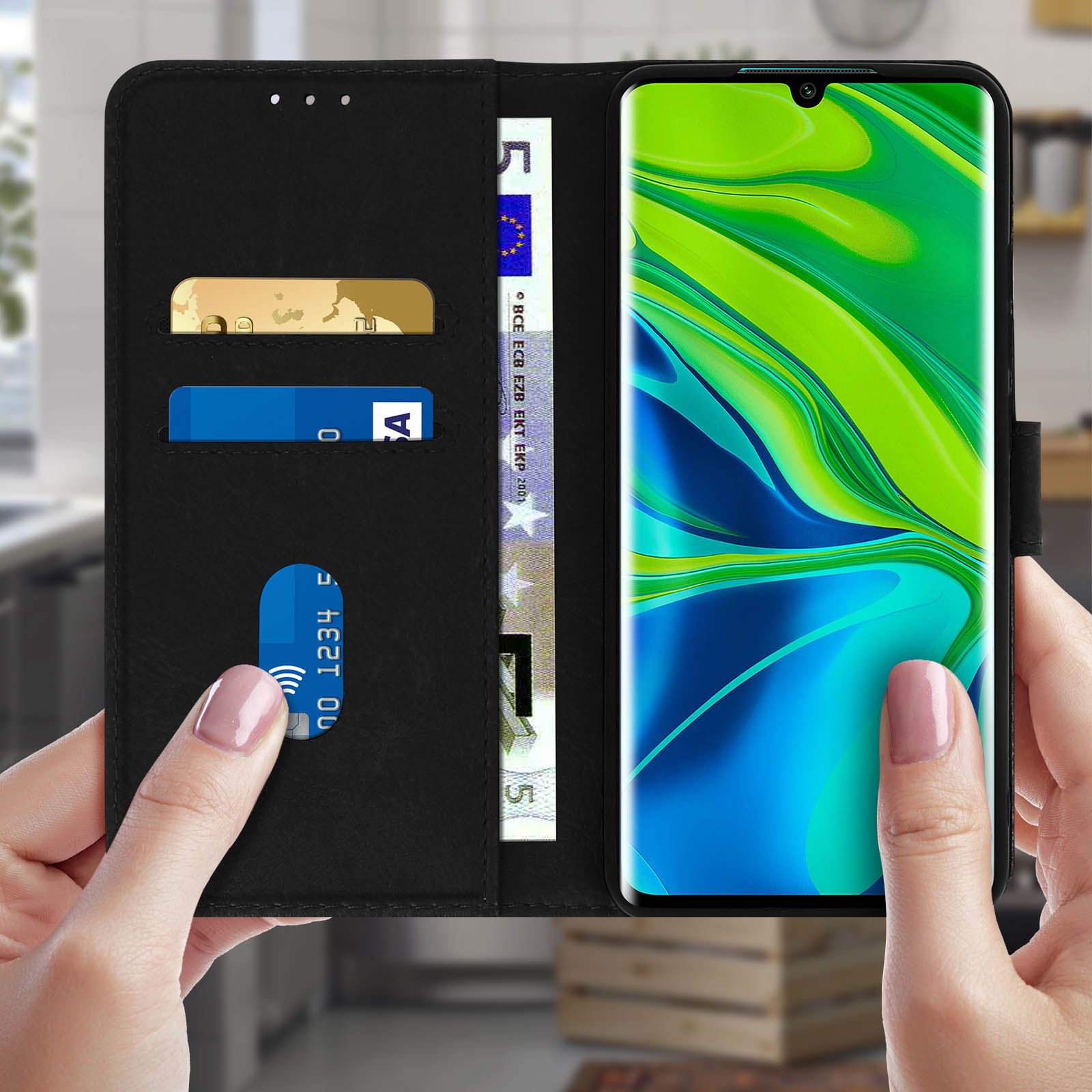 Handen houden een telefoon vast in een zwarte portemonnee, met kaarten, geld en het scherm.