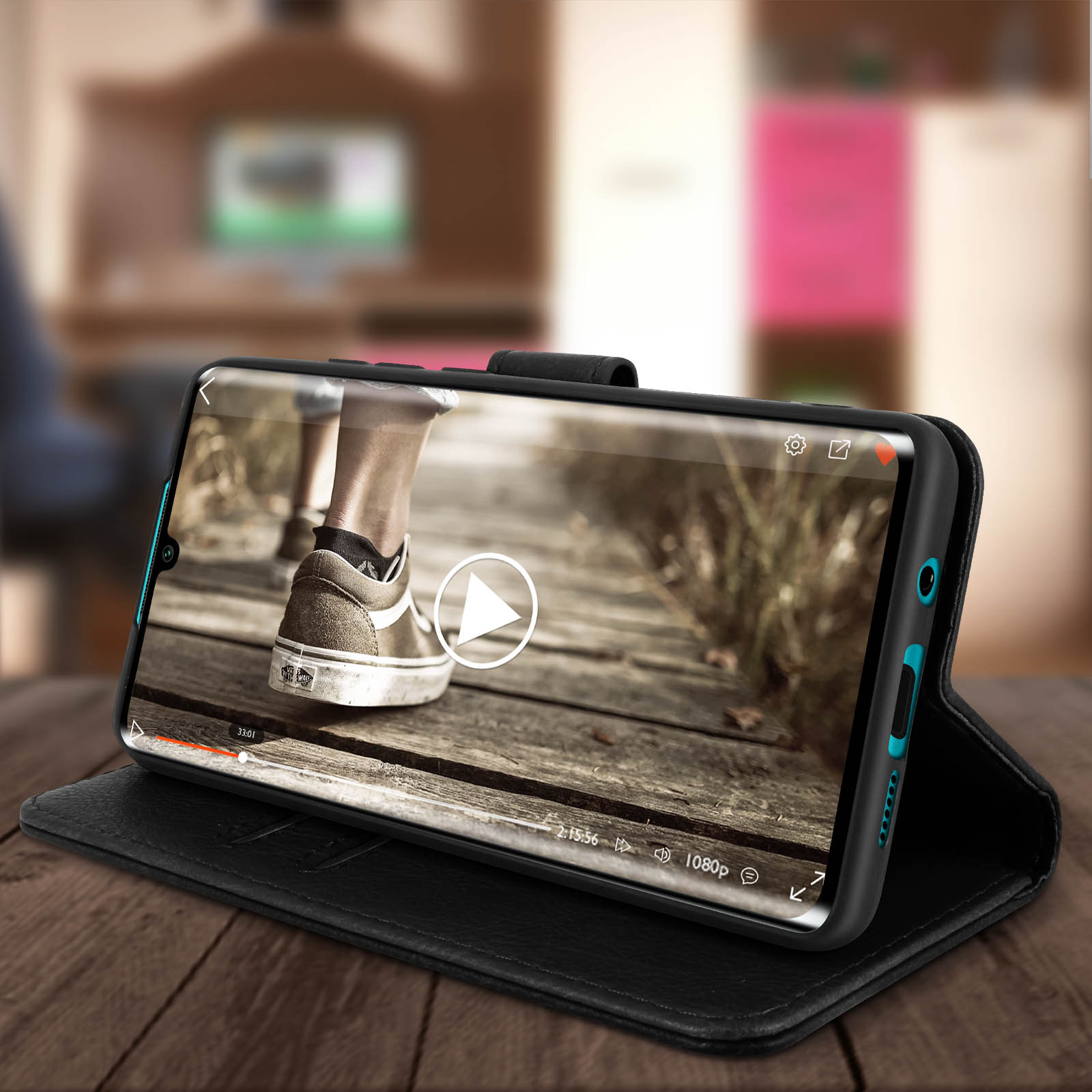 Zwarte telefoonhoes met een video van een persoon die op een houten pad loopt.