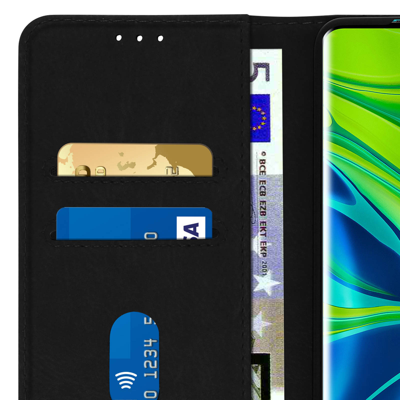Zwarte telefoonhoes met kaarten en geld erin. Een smartphone is rechts zichtbaar.