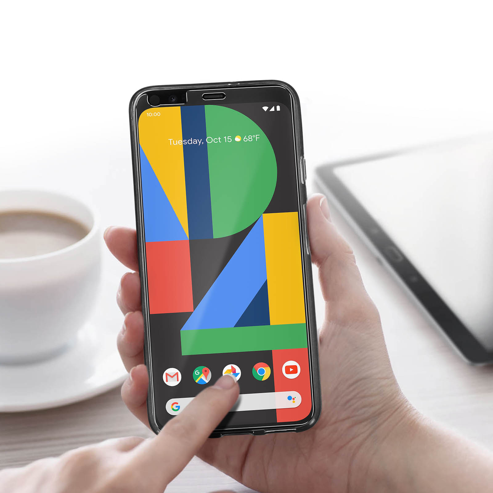 Eine Person hält ein Telefon mit einem farbenfrohen, abstrakten Hintergrundbild.