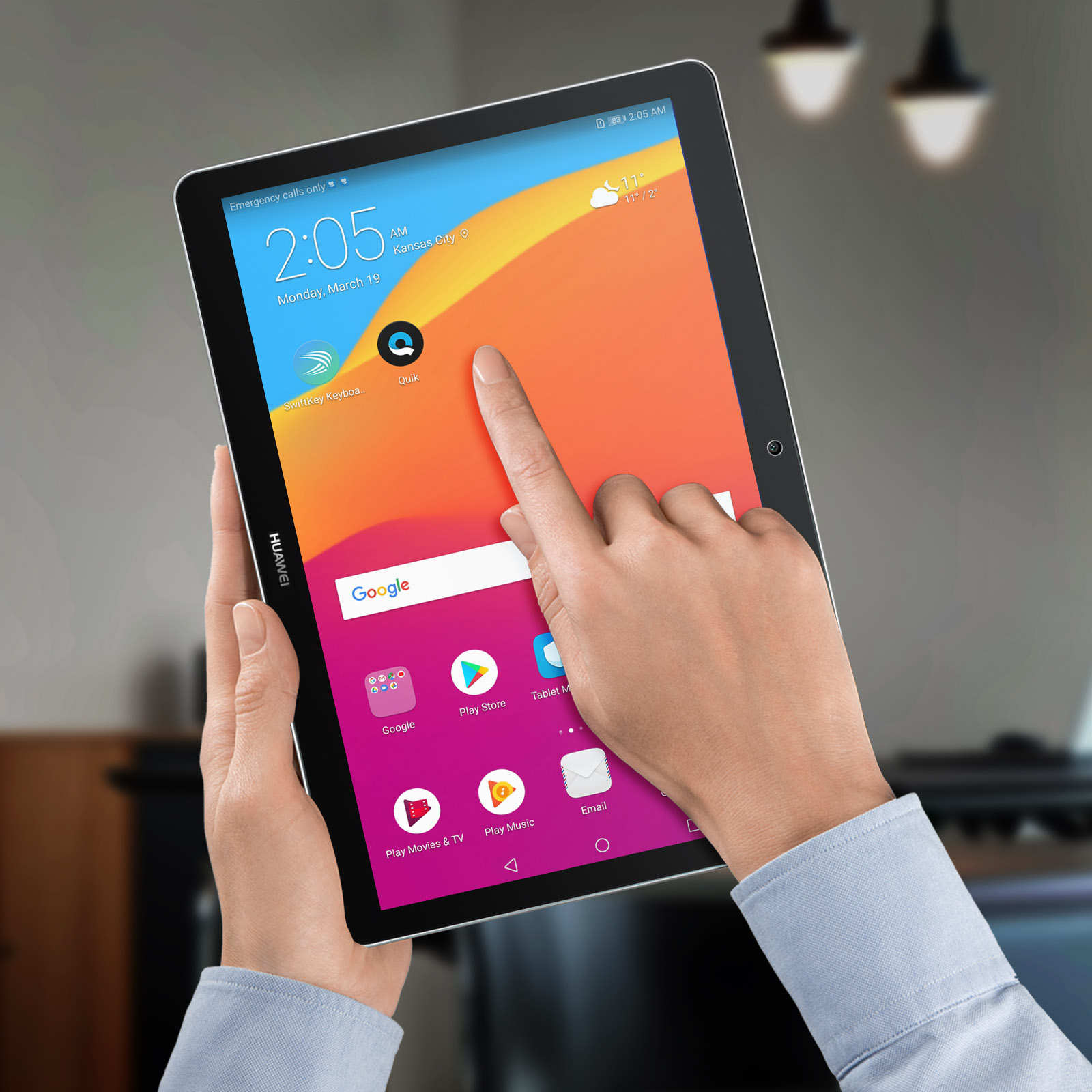 Een tablet met een touchscreen, met handen die het scherm aanraken, met de tijd en apps.