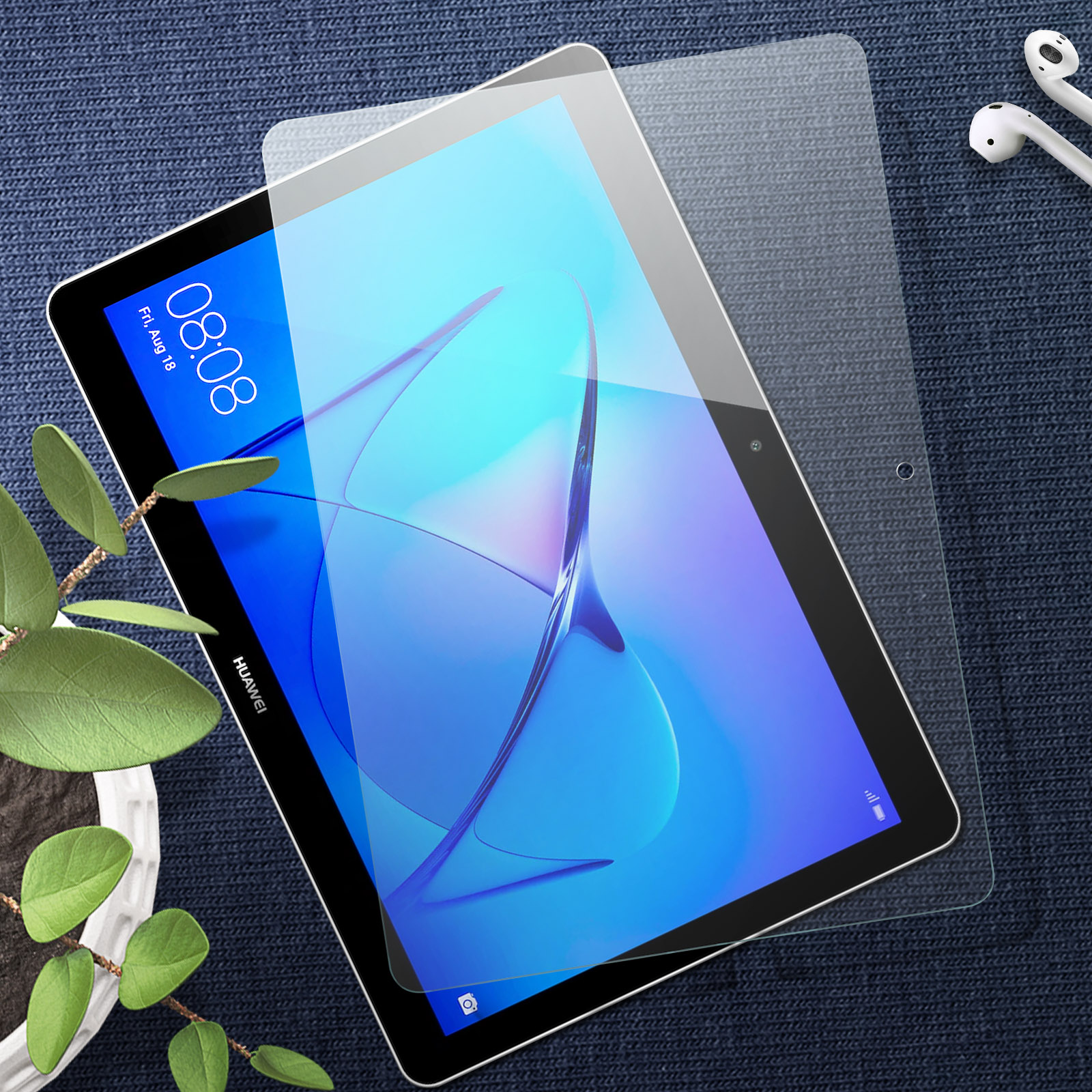 Tablet met een schermbeschermer. De beschermer ligt boven het scherm en er liggen oordopjes rechts.
