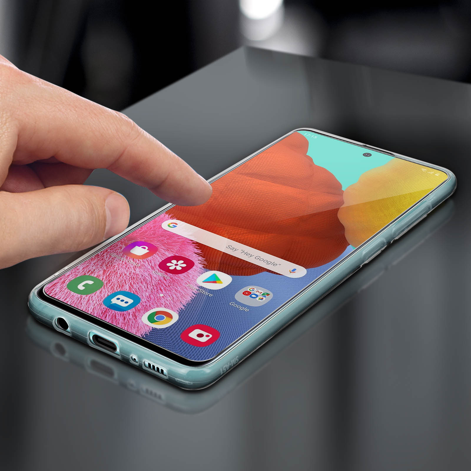 Una mano tocca lo schermo di un telefono con un'interfaccia colorata. Il telefono è su una superficie nera.
