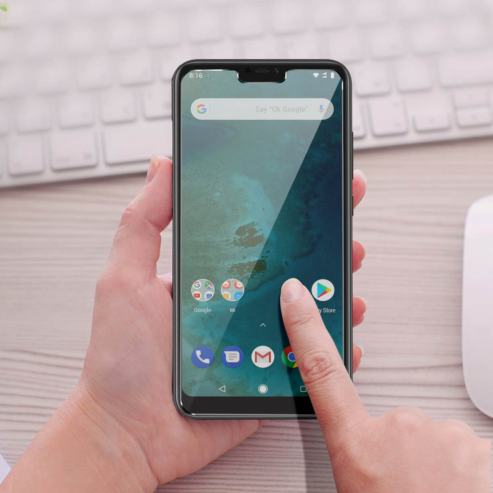 Mano che tocca lo schermo di un telefono. Lo schermo mostra diverse icone di app.