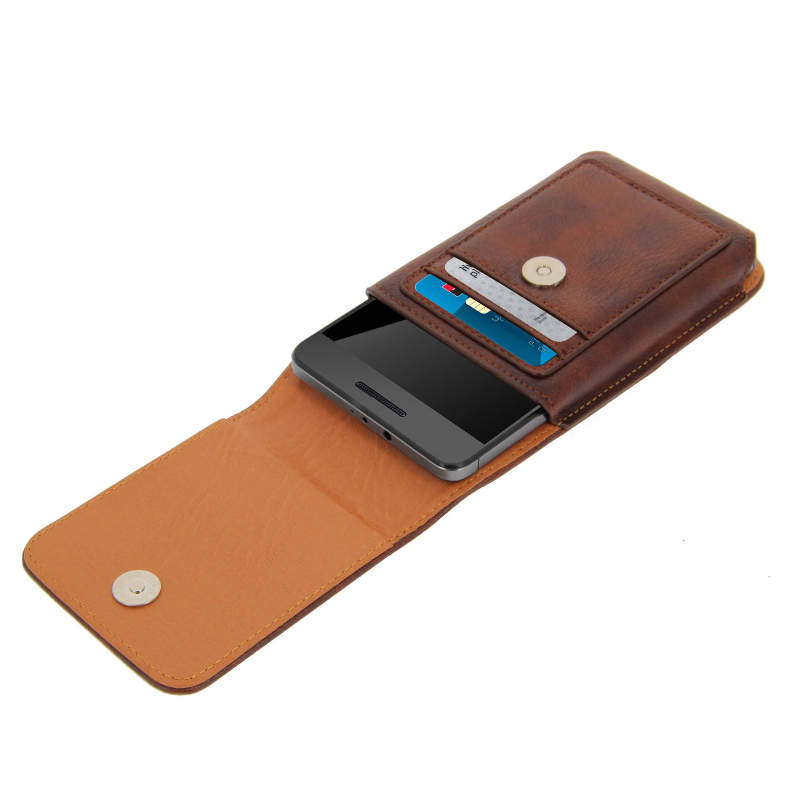 Custodia in pelle marrone con telefono e carte. Sfondo bianco.