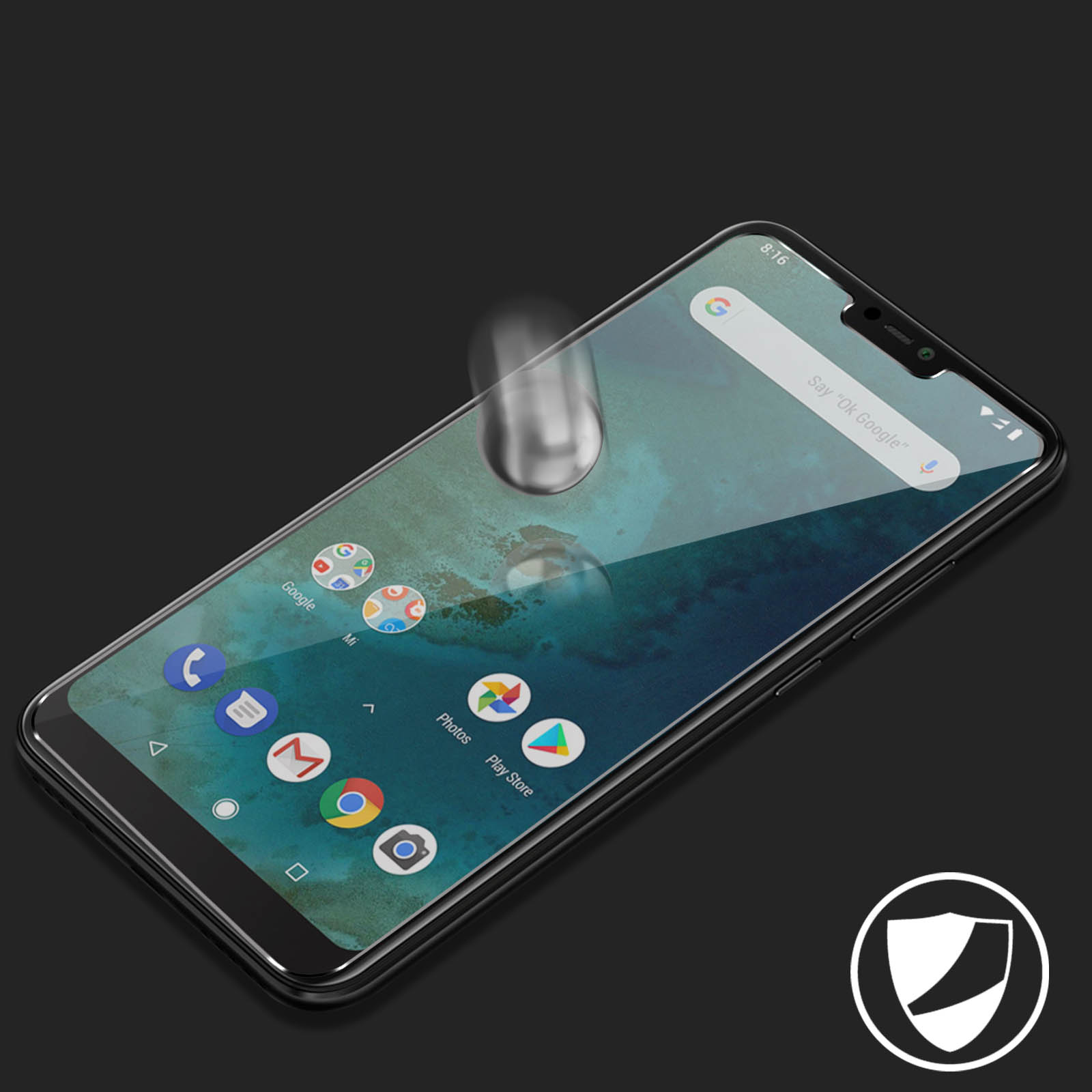 Un telefono con protezione schermo su una superficie scura, con un'icona a scudo.