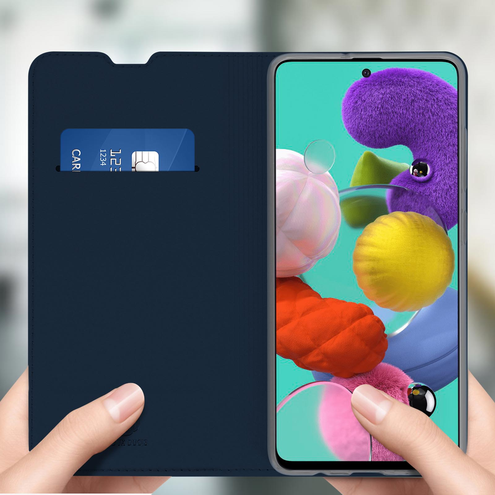 Coque de téléphone avec une carte dans la fente. Le téléphone est en main. Fond coloré.