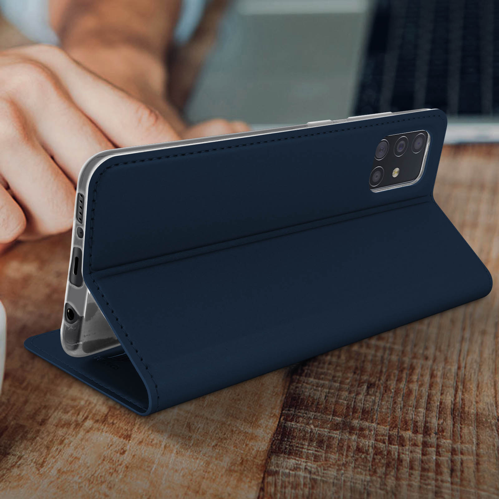 Coque de téléphone bleue, le téléphone est à l'intérieur. L'étui est ouvert, montrant le téléphone.