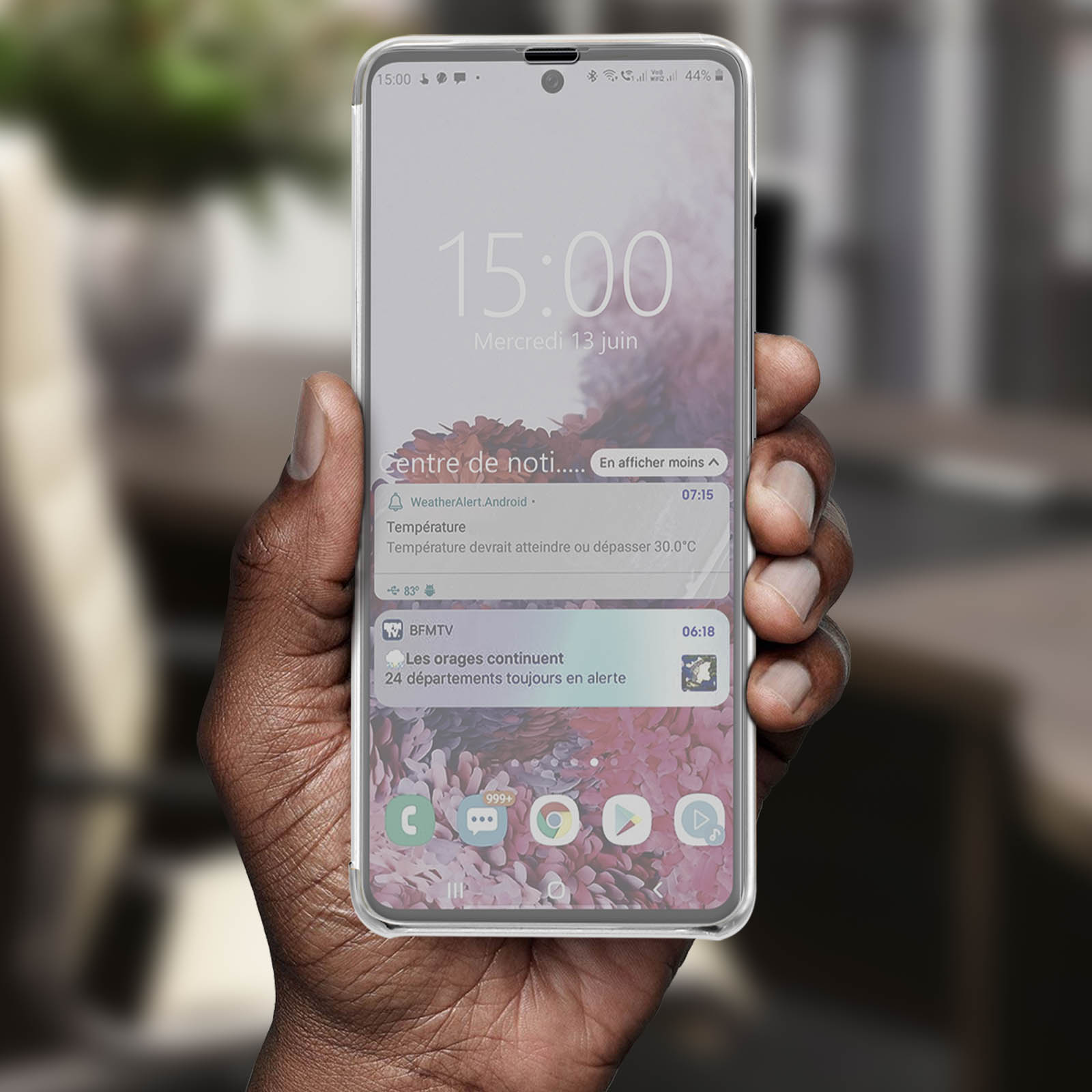 Una mano tiene in mano un telefono con le notifiche visibili sullo schermo.