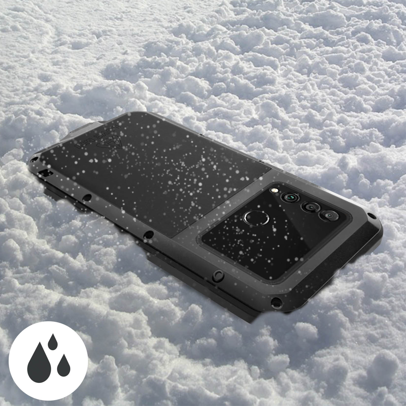 Custodia nera per telefono sulla neve. La custodia ha un ritaglio per la fotocamera ed è coperta da goccioline d'acqua.