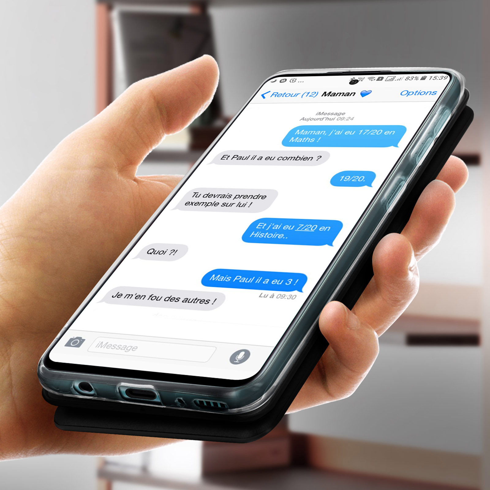 Telefon mit Nachrichten angezeigt. Textkonversation auf dem Bildschirm. Das Telefon ist in einer Hülle.