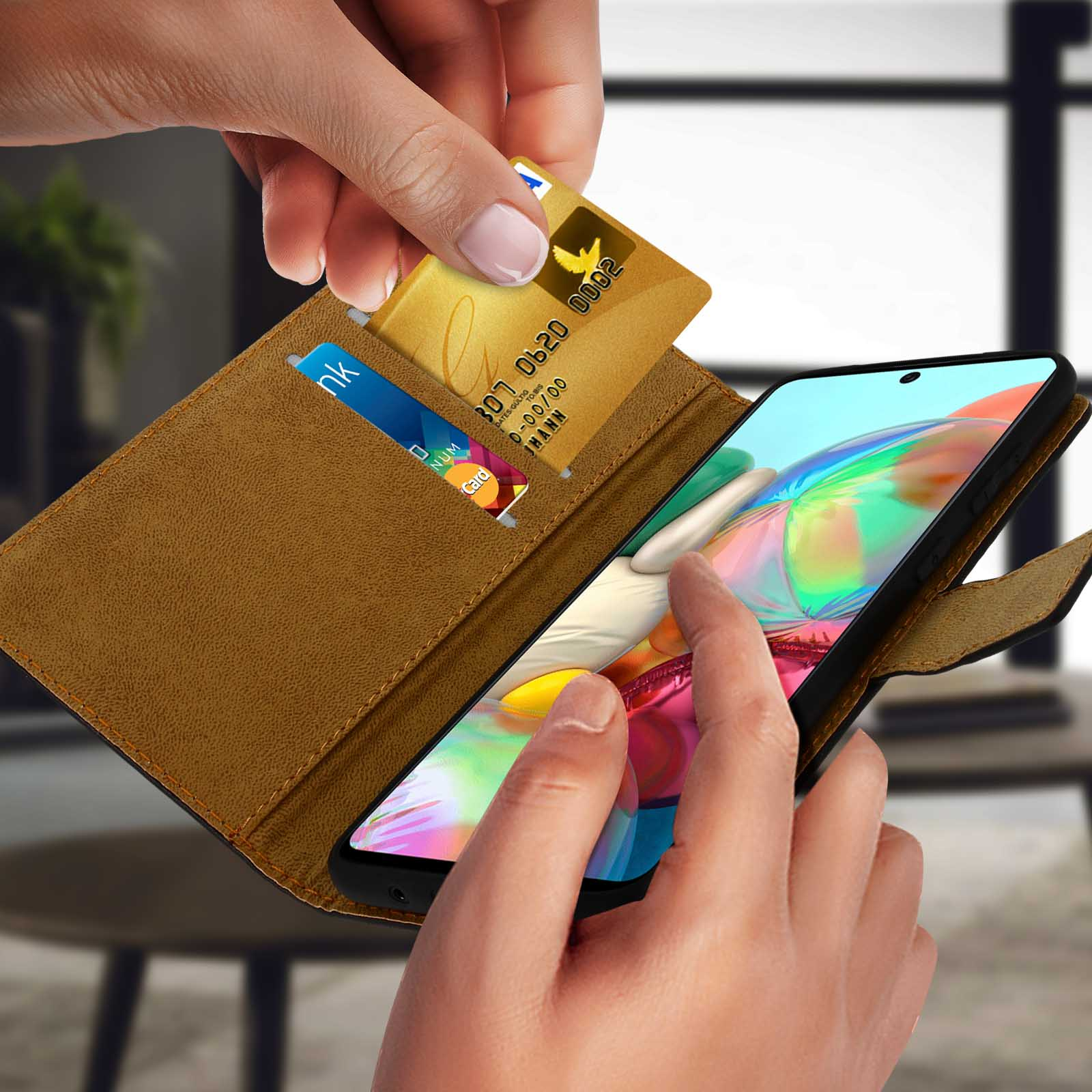 Une main tenant un étui de téléphone avec des cartes à l'intérieur. Le téléphone affiche un écran.