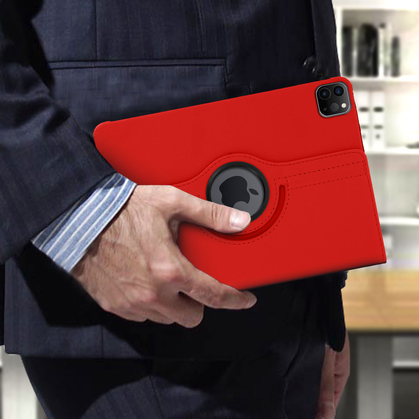 Custodia rossa per tablet con logo Apple sul retro, tenuta da una persona.