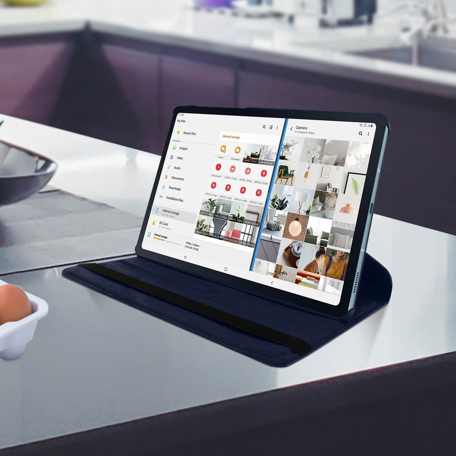 Tablet sul bancone della cucina, mostra interfaccia file manager. Vassoio con uova vicino.