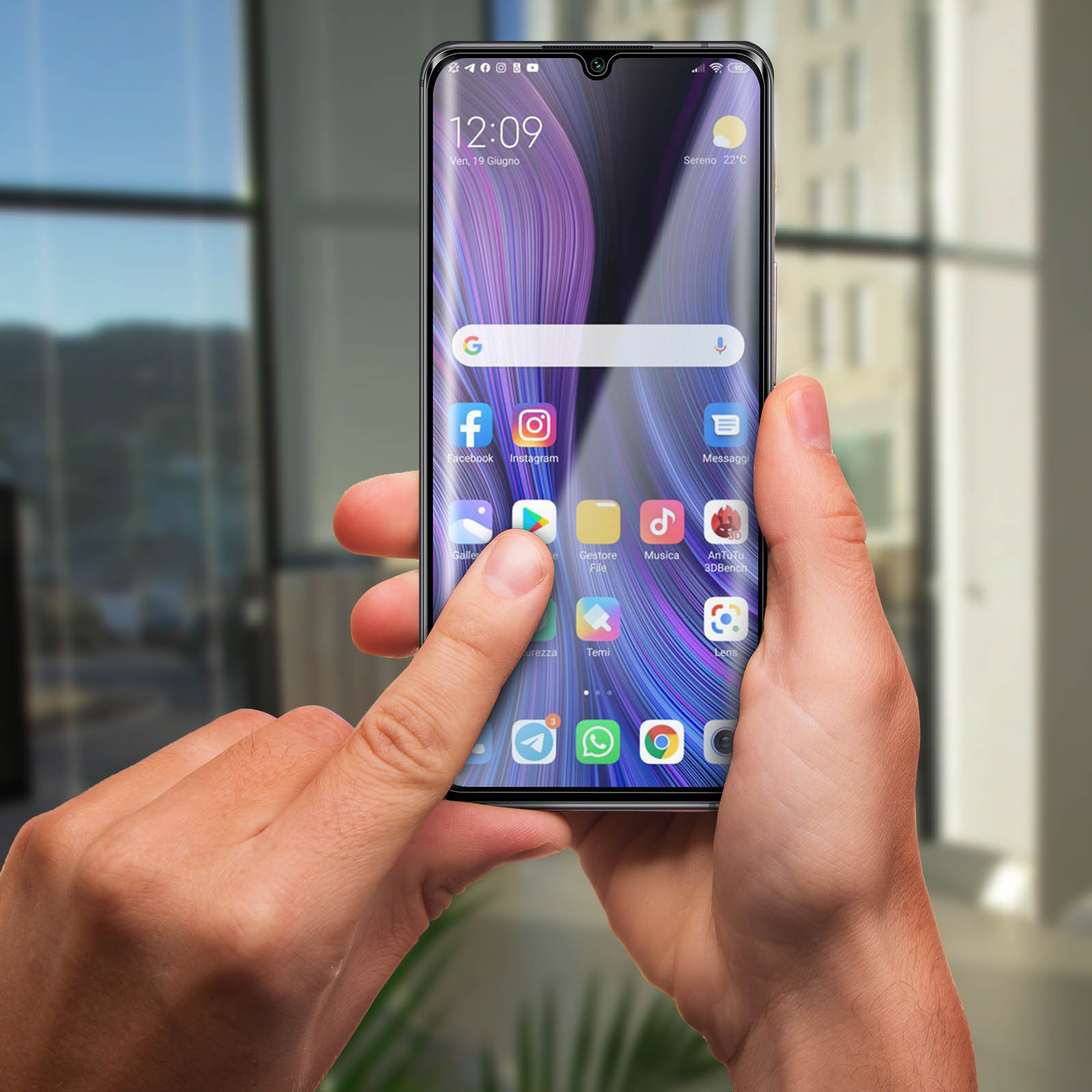 Mani che tengono uno smartphone con icone sullo schermo. L'ora è visualizzata come 12:09.