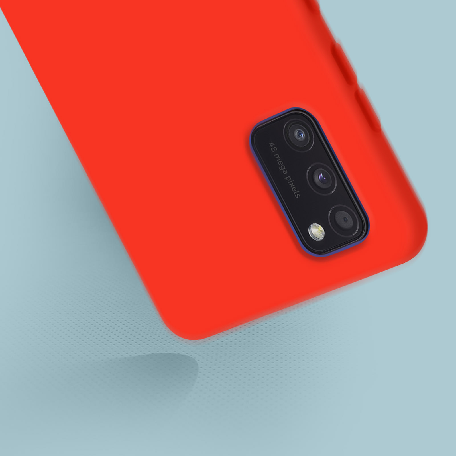 Een close-up van een rode telefoonhoes met een cameramodule. De cameramodule is blauw en zwart.