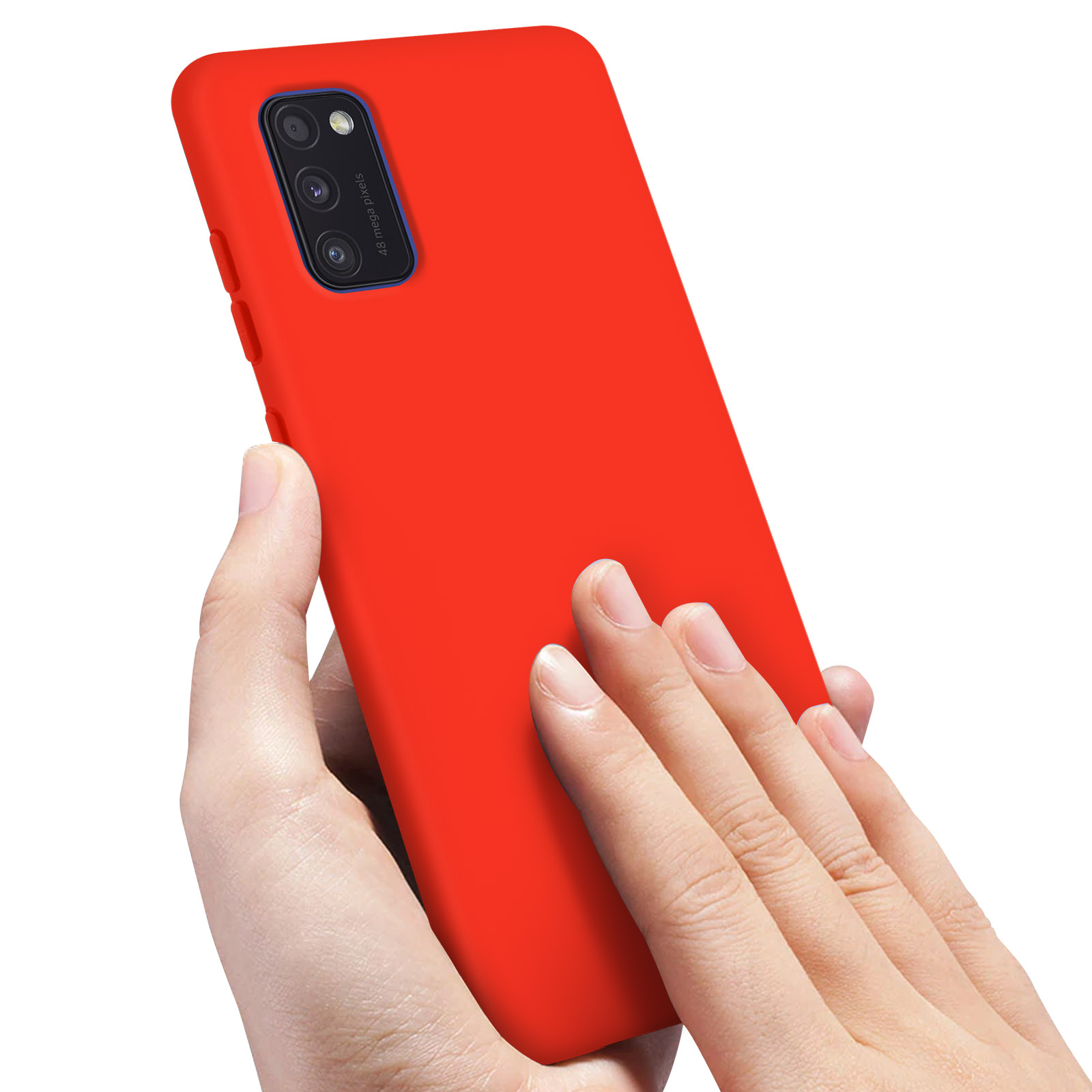 Hand die een rode telefoonhoes vasthoudt, achtercamera zichtbaar.