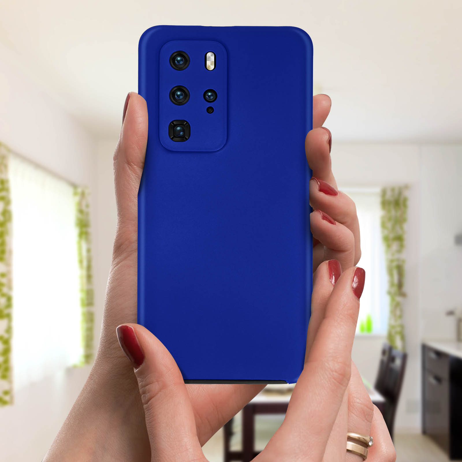 Mani che tengono una custodia blu per telefono, di fronte a uno sfondo interno sfocato.