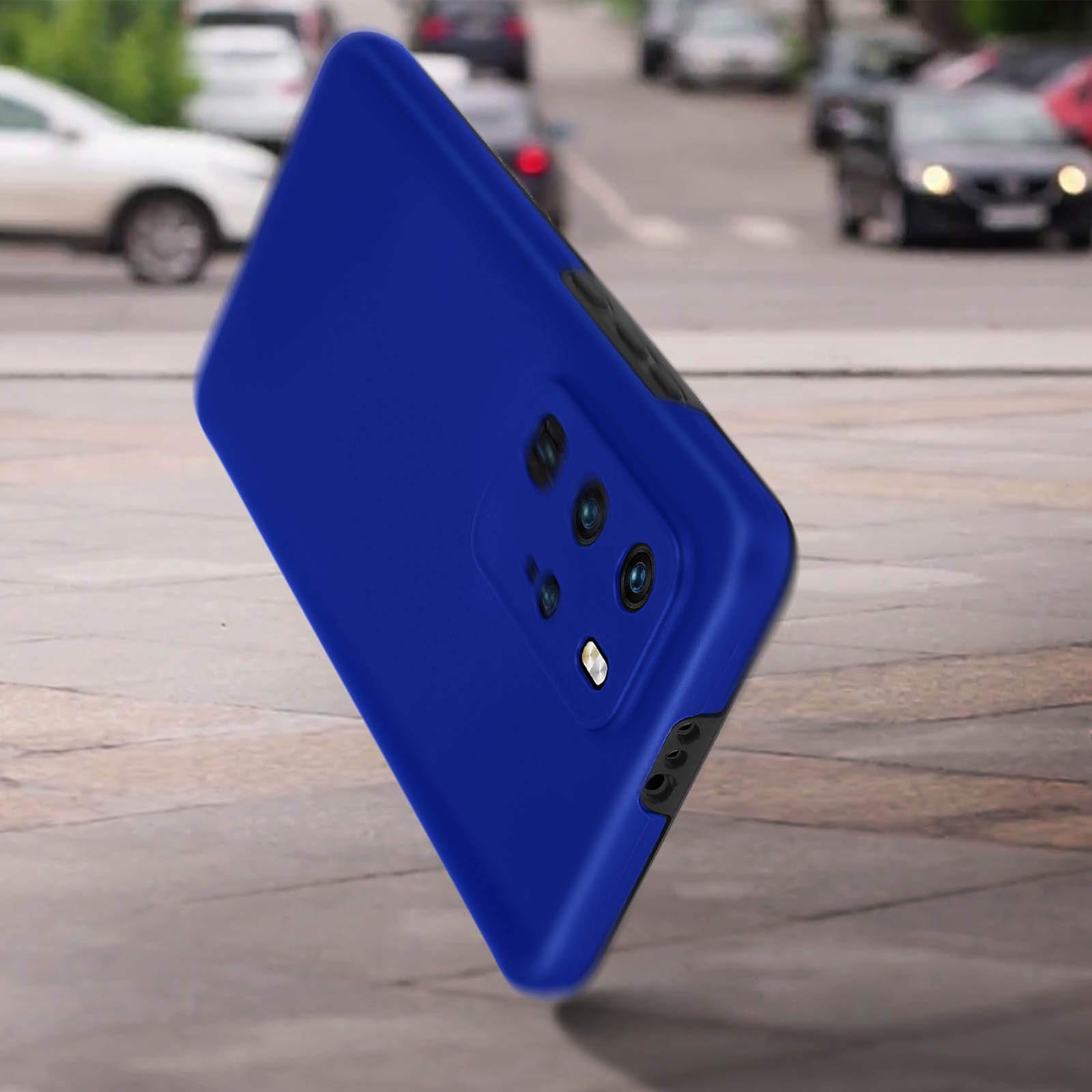 Una custodia blu per telefono con un modulo fotocamera, leggermente inclinata.
